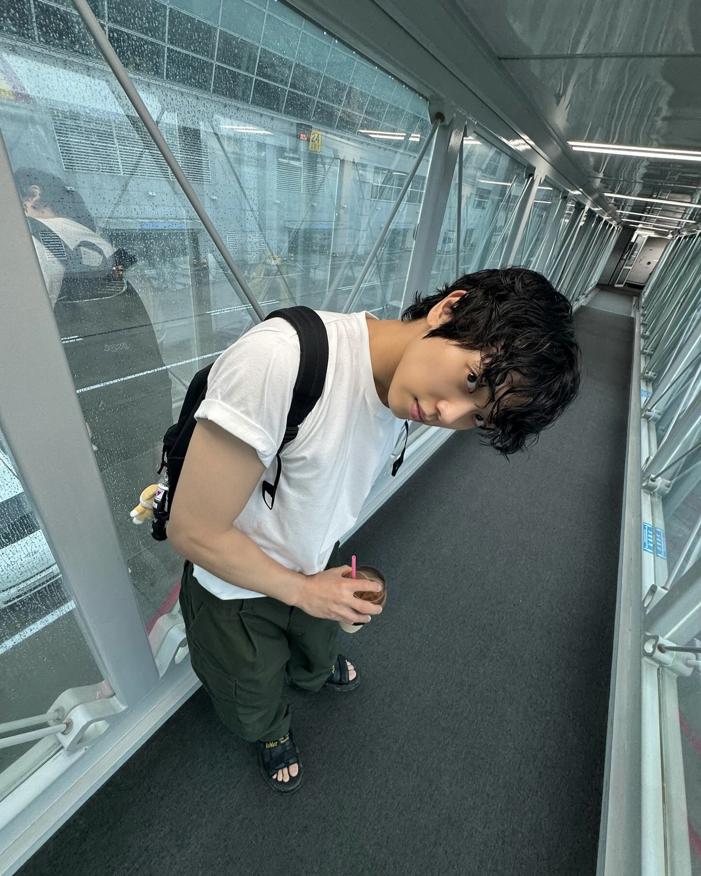 비행기 기다리며 @이렇게 찍어봐✈️
셀럽 공항샷 느낌, 이 각도로만 찍으면 인생샷 바로 건져요📸💙 이미지5
