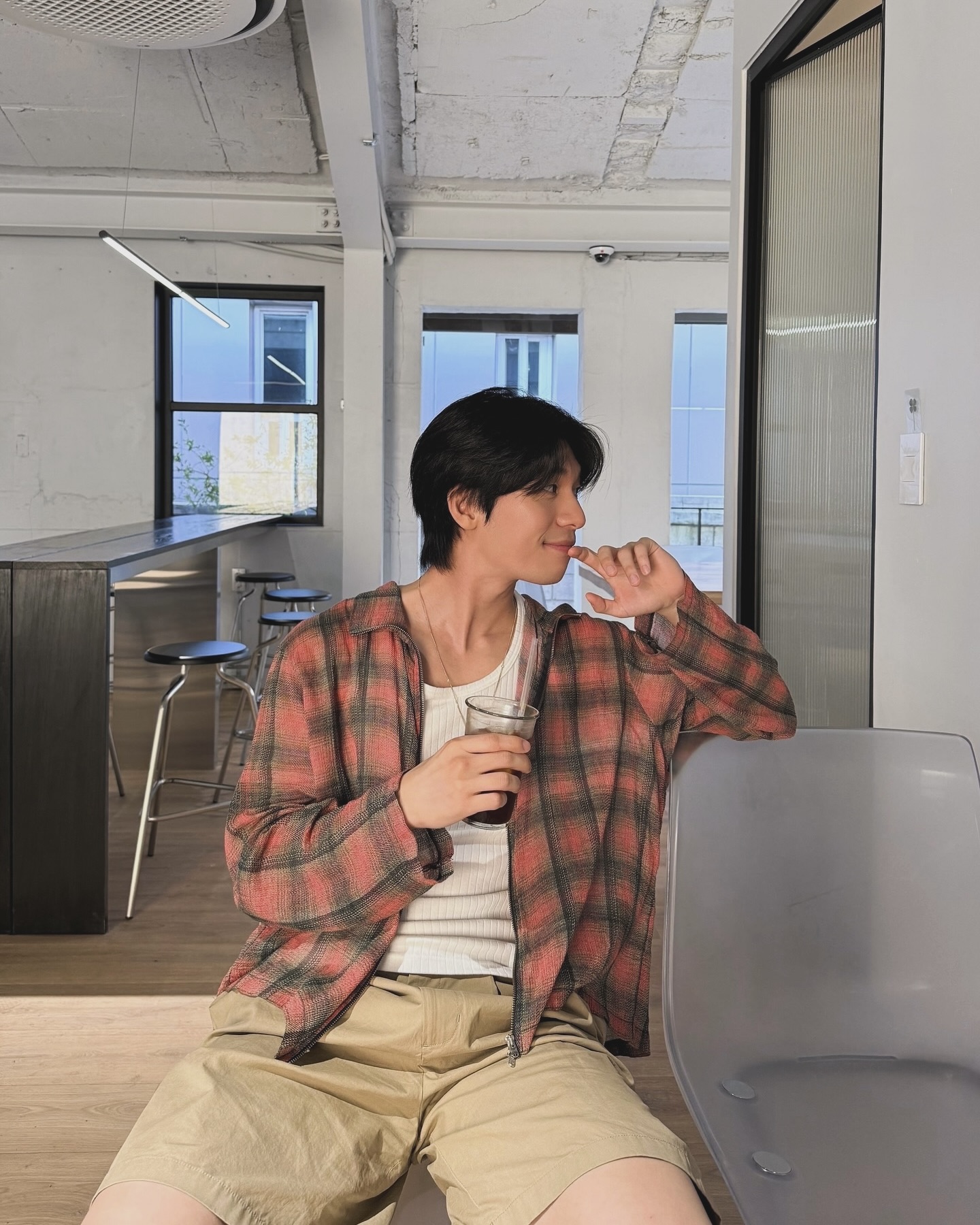 여름을 즐기는 위하준의 스타일
주말 카페 데이트에 어울리는 캐주얼룩 필수템 3가지 정보👔

배우 위하준이 착용한 3가지 아이템을 통해 여름 캐주얼룩의 정석을 살펴보겠습니다.

1. 나니머스에이에이 아이코닉 피치드 캡 - 카멜
배우 강동원의 패션 철학에서 탄생한 나니머스에이에이의 볼캡입니다. 앞면의 로고와 뒷면의 'A' 자수 디테일이 특징이며, 어떤 방향으로 착용해도 세련된 포인트가 되어 줍니다.

2. 오니츠카타이거 어드벤티 빈티지 - 화이트 블랙
화이트 컬러 베이스에 블랙 컬러 스트라이프를 더한 대비감 있는 디자인으로, 클래식한 실루엣 덕분에 어느 코디에서든 균형 잡힌 스타일링을 완성해 줍니다.

3. 아워레가시 보로우드 셔츠 - 럼버체크⁠
빈티지한 컬러의 체크 패턴이 특징인 셔츠입니다. 개성 있는 텍스처의 원단은 여름에도 쾌적한 착용감을 제공하며, 오픈 스타일이나 레이어드하기에도 용이합니다. 이미지7