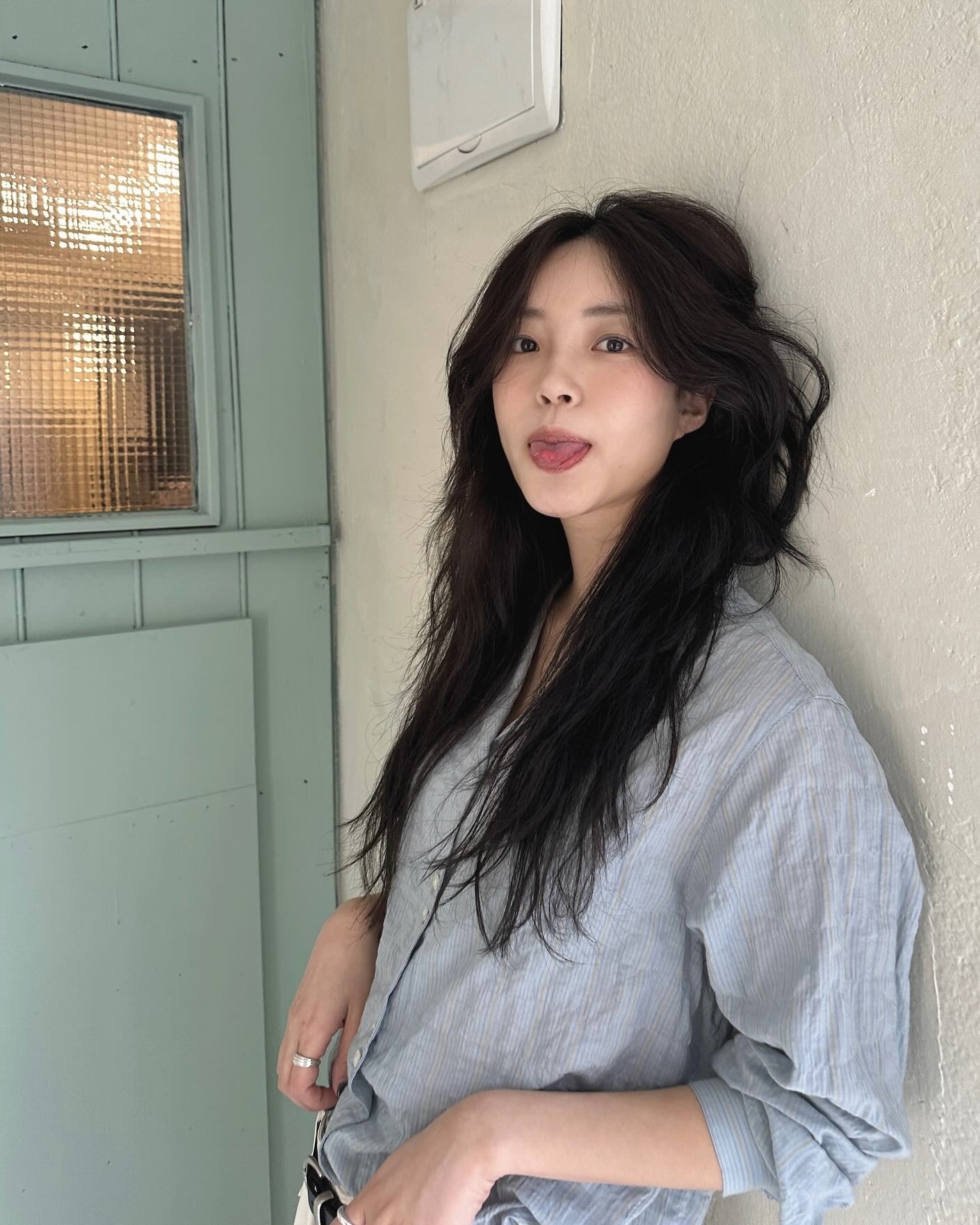 무더위엔 똑똑한 선택이 필요해🫠
덥다고 아무거나 입지 말고, 이 팁 하나로 숨통 트세요🌬️💙

숨이 턱턱 막히는 더위엔, 이 팁 참고해서 옷 골라보세요.

1. 폴리와 레이온 또는 텐셀 혼방 소재
여름 슬랙스를 찾고 있다면, 부드러운 감촉과 통기성이 뛰어난 폴리와 레이온 또는 텐셀 혼방 제품을 추천드립니다. 특히 폴리 50%이상에 레이온 또는 텐셀이 혼방된 쿨맥스 슬랙스도 편안하고 시원하게 착용하실 수 있습니다.

2. 면과 모달 혼방소재
여름 교복템인 반팔티를 고를 땐 면의 수를 확인해야합니다. 일반적으로 10~20수는 두꺼운 편이고, 30~60수는 얇은 편입니다. 여기에 모달 30%이상 들어간 제품은 시원한 촉감이 있어 쾌적하게 착용하실 수 있습니다.

3.리넨 혼방 소재
여름에도 셔츠를 즐겨 입는다면, 리넨 70%이상의 코튼, 레이온, 폴리 등이 혼방된 통기성 뛰어나고 관리가 편한 소재를 추천드립니다. 또는 피부에 덜 달라붙는 시어서커 셔츠도 좋은 선택입니다. 이미지8