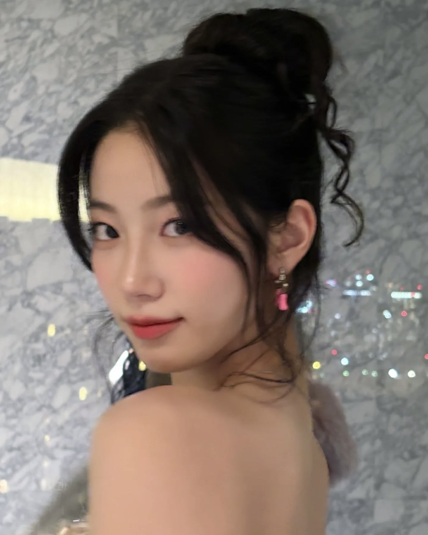 똥머리 하나로 가볍게 묶어보세요🤍
덥고 습한날 시원하고 귀엽게 묶어 올리는 똥머리💇‍♀️ 이미지