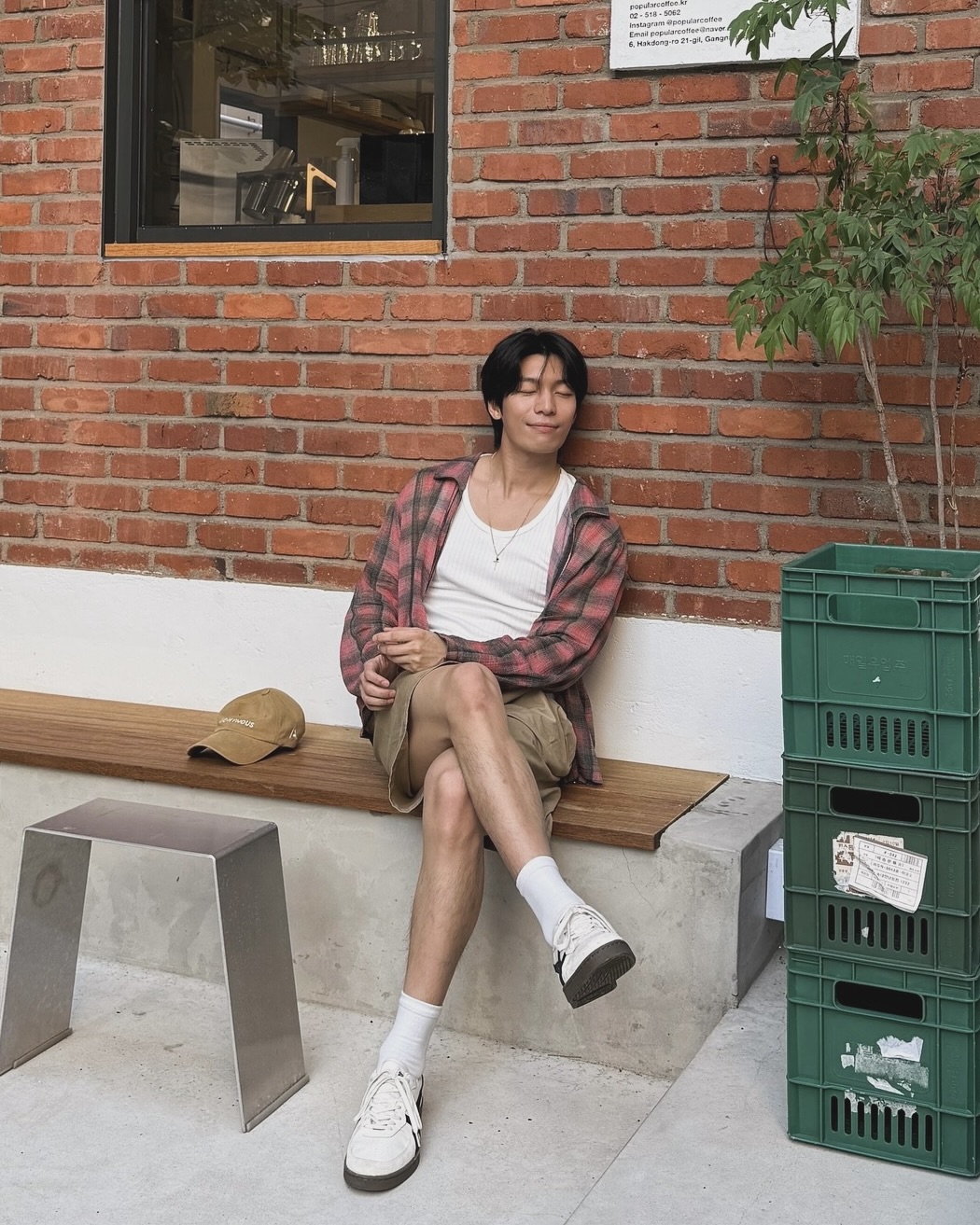 여름을 즐기는 위하준의 스타일
주말 카페 데이트에 어울리는 캐주얼룩 필수템 3가지 정보👔

배우 위하준이 착용한 3가지 아이템을 통해 여름 캐주얼룩의 정석을 살펴보겠습니다.

1. 나니머스에이에이 아이코닉 피치드 캡 - 카멜
배우 강동원의 패션 철학에서 탄생한 나니머스에이에이의 볼캡입니다. 앞면의 로고와 뒷면의 'A' 자수 디테일이 특징이며, 어떤 방향으로 착용해도 세련된 포인트가 되어 줍니다.

2. 오니츠카타이거 어드벤티 빈티지 - 화이트 블랙
화이트 컬러 베이스에 블랙 컬러 스트라이프를 더한 대비감 있는 디자인으로, 클래식한 실루엣 덕분에 어느 코디에서든 균형 잡힌 스타일링을 완성해 줍니다.

3. 아워레가시 보로우드 셔츠 - 럼버체크⁠
빈티지한 컬러의 체크 패턴이 특징인 셔츠입니다. 개성 있는 텍스처의 원단은 여름에도 쾌적한 착용감을 제공하며, 오픈 스타일이나 레이어드하기에도 용이합니다. 이미지4