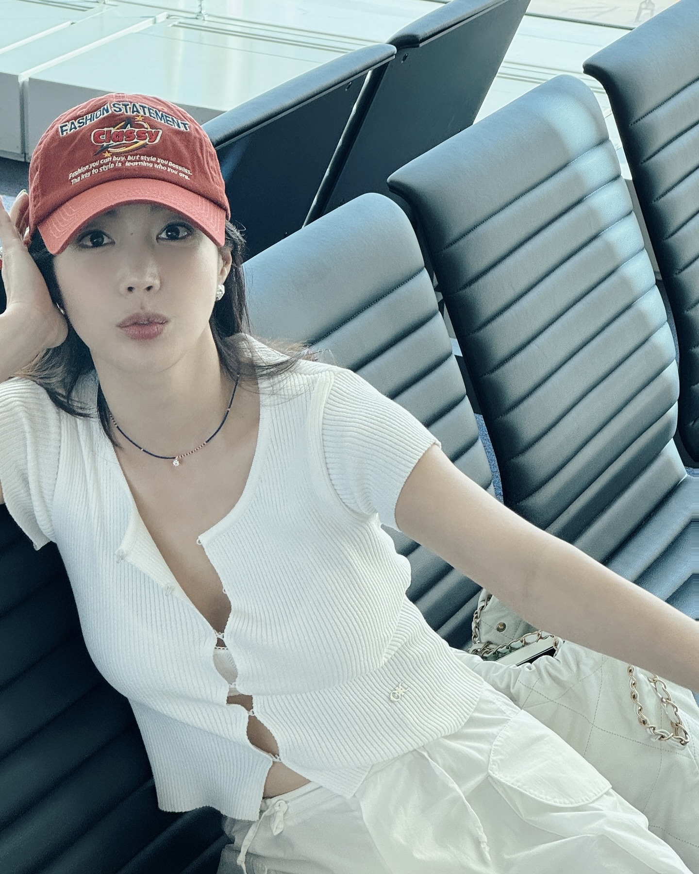 비행기 기다리며 @이렇게 찍어봐✈️
셀럽 공항샷 느낌, 이 각도로만 찍으면 인생샷 바로 건져요📸💙 이미지2
