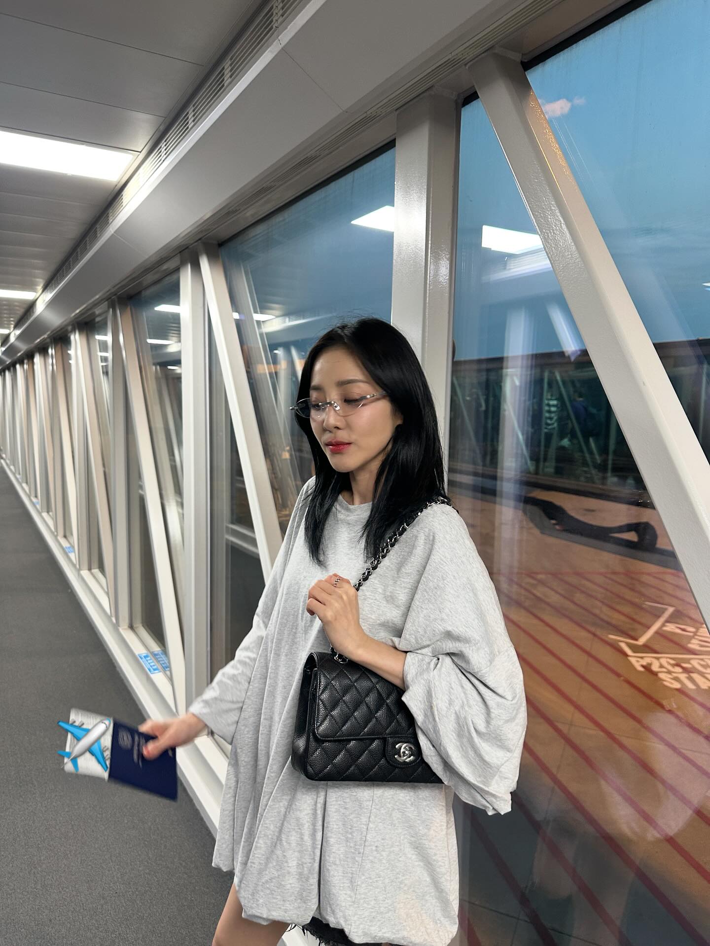 비행기 기다리며 @이렇게 찍어봐✈️
셀럽 공항샷 느낌, 이 각도로만 찍으면 인생샷 바로 건져요📸💙 이미지