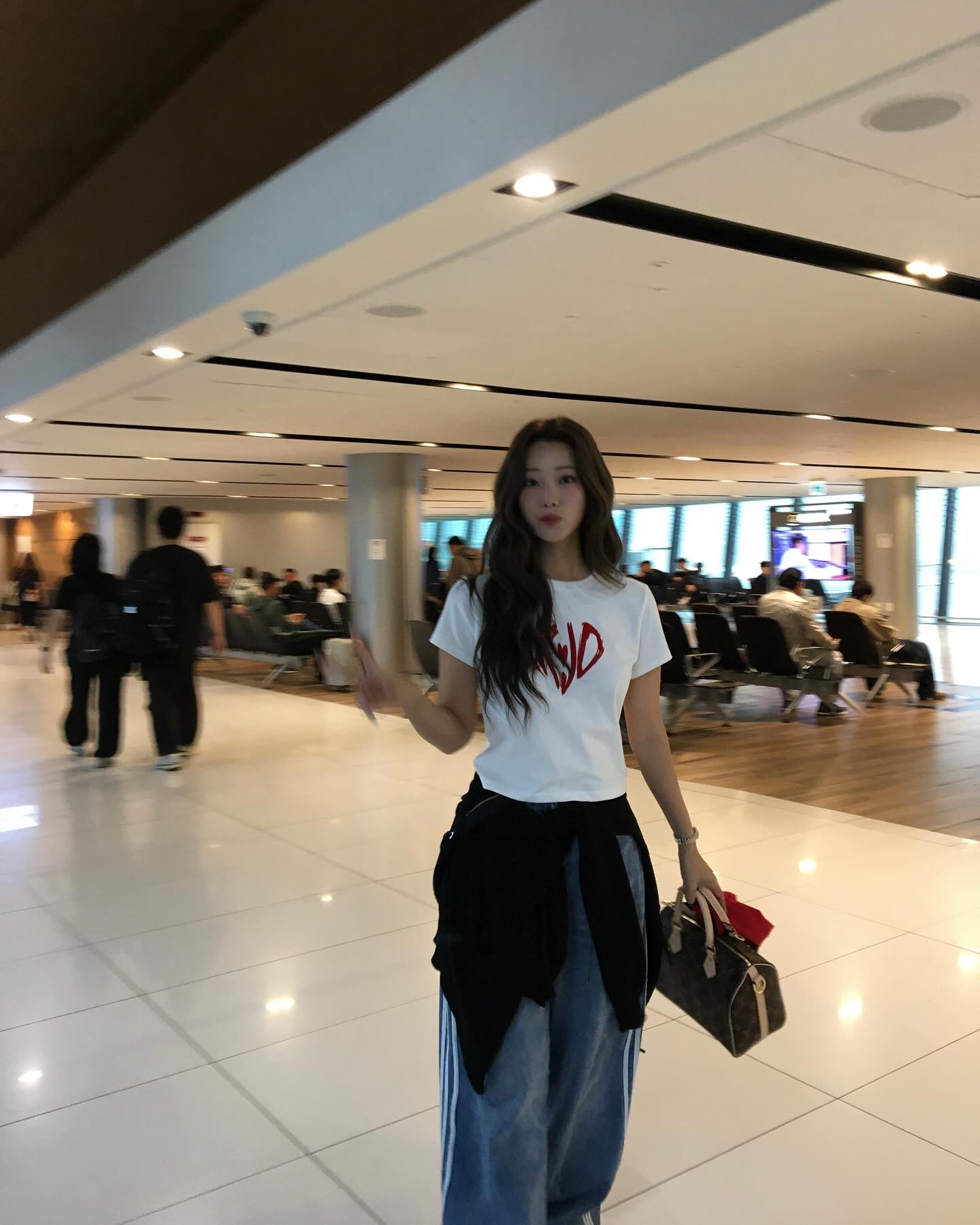 비행기 기다리며 @이렇게 찍어봐✈️
셀럽 공항샷 느낌, 이 각도로만 찍으면 인생샷 바로 건져요📸💙 이미지3