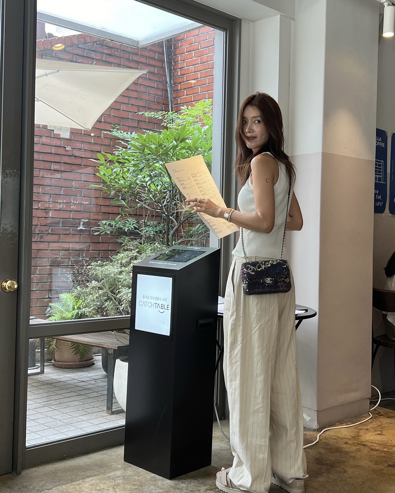 무더위엔 똑똑한 선택이 필요해🫠
덥다고 아무거나 입지 말고, 이 팁 하나로 숨통 트세요🌬️💙

숨이 턱턱 막히는 더위엔, 이 팁 참고해서 옷 골라보세요.

1. 폴리와 레이온 또는 텐셀 혼방 소재
여름 슬랙스를 찾고 있다면, 부드러운 감촉과 통기성이 뛰어난 폴리와 레이온 또는 텐셀 혼방 제품을 추천드립니다. 특히 폴리 50%이상에 레이온 또는 텐셀이 혼방된 쿨맥스 슬랙스도 편안하고 시원하게 착용하실 수 있습니다.

2. 면과 모달 혼방소재
여름 교복템인 반팔티를 고를 땐 면의 수를 확인해야합니다. 일반적으로 10~20수는 두꺼운 편이고, 30~60수는 얇은 편입니다. 여기에 모달 30%이상 들어간 제품은 시원한 촉감이 있어 쾌적하게 착용하실 수 있습니다.

3.리넨 혼방 소재
여름에도 셔츠를 즐겨 입는다면, 리넨 70%이상의 코튼, 레이온, 폴리 등이 혼방된 통기성 뛰어나고 관리가 편한 소재를 추천드립니다. 또는 피부에 덜 달라붙는 시어서커 셔츠도 좋은 선택입니다. 이미지3