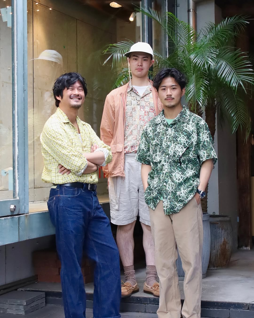 이번 휴가룩은 이분들을 참고⁠
빔스 플러스 하라주쿠 크루가 제안하는 스타일 포인트 🏝️⁠
⁠
빔스 크루가 이번 시즌 제안하는 스타일은 바로 '오픈 칼라 셔츠'.⁠
⁠
더운 여름, 단정함과 개성을 동시에 잡을 수 있는 아이템으로, 셔츠 한 장만으로도 다양한 분위기를 연출할 수 있는 것이 특징입니다.⁠
⁠
빈티지 무드, 워크웨어 테이스트, 컬러 플레이까지 스태프들은 각자의 취향에 따라 오픈 칼라 셔츠를 다양하게 해석했습니다.⁠
⁠
특히 눈에 띄는 포인트는 셔츠와 함께 매치된 하의, 모자, 그리고 액세서리 활용. 자연스러운 릴랙스 핏, 복고적인 컬러 믹스, 그리고 브랜드 특유의 디테일 감각이 더해져 개개인만의 감성이 완성됩니다.⁠ 이미지3