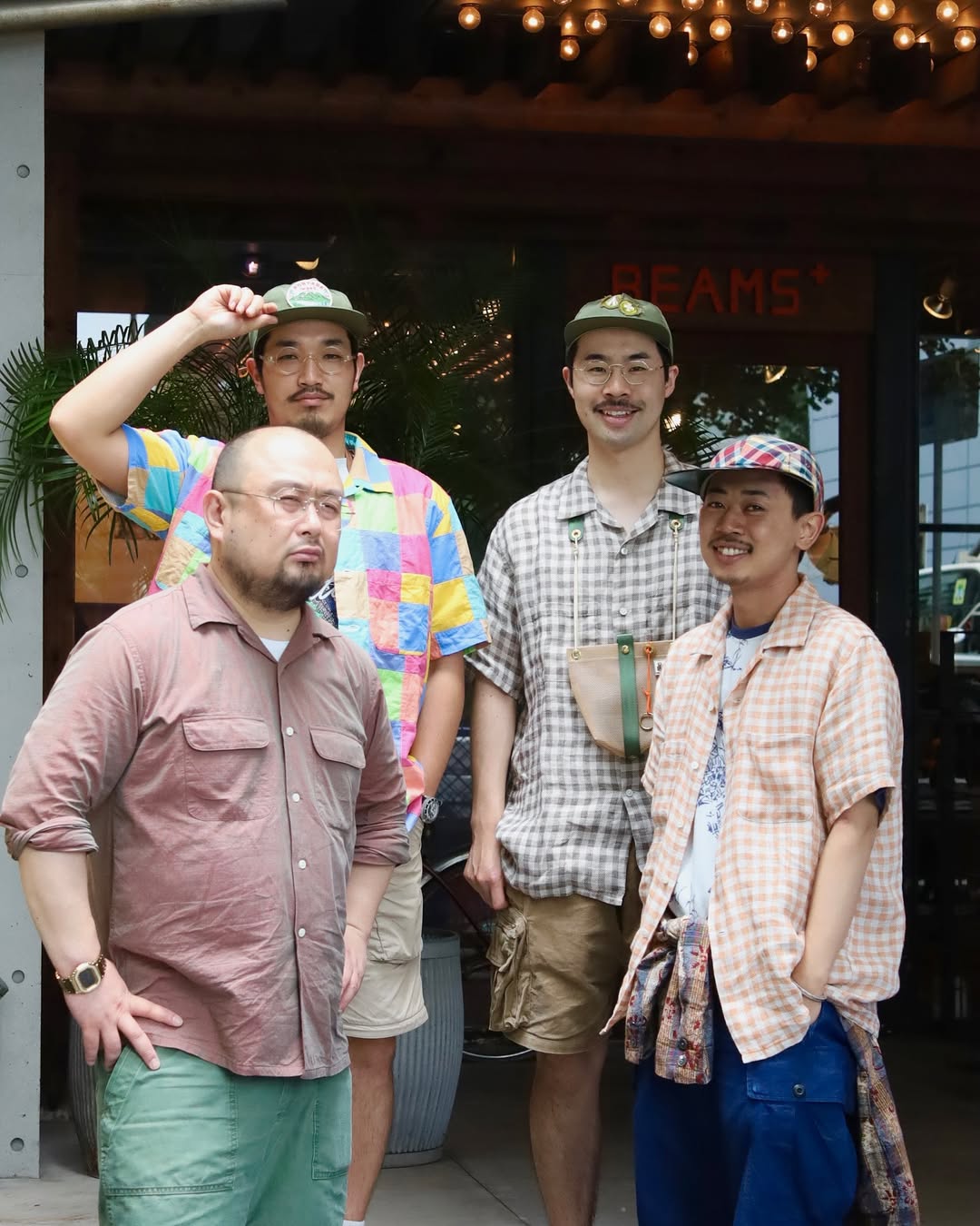 이번 휴가룩은 이분들을 참고⁠
빔스 플러스 하라주쿠 크루가 제안하는 스타일 포인트 🏝️⁠
⁠
빔스 크루가 이번 시즌 제안하는 스타일은 바로 '오픈 칼라 셔츠'.⁠
⁠
더운 여름, 단정함과 개성을 동시에 잡을 수 있는 아이템으로, 셔츠 한 장만으로도 다양한 분위기를 연출할 수 있는 것이 특징입니다.⁠
⁠
빈티지 무드, 워크웨어 테이스트, 컬러 플레이까지 스태프들은 각자의 취향에 따라 오픈 칼라 셔츠를 다양하게 해석했습니다.⁠
⁠
특히 눈에 띄는 포인트는 셔츠와 함께 매치된 하의, 모자, 그리고 액세서리 활용. 자연스러운 릴랙스 핏, 복고적인 컬러 믹스, 그리고 브랜드 특유의 디테일 감각이 더해져 개개인만의 감성이 완성됩니다.⁠ 이미지5