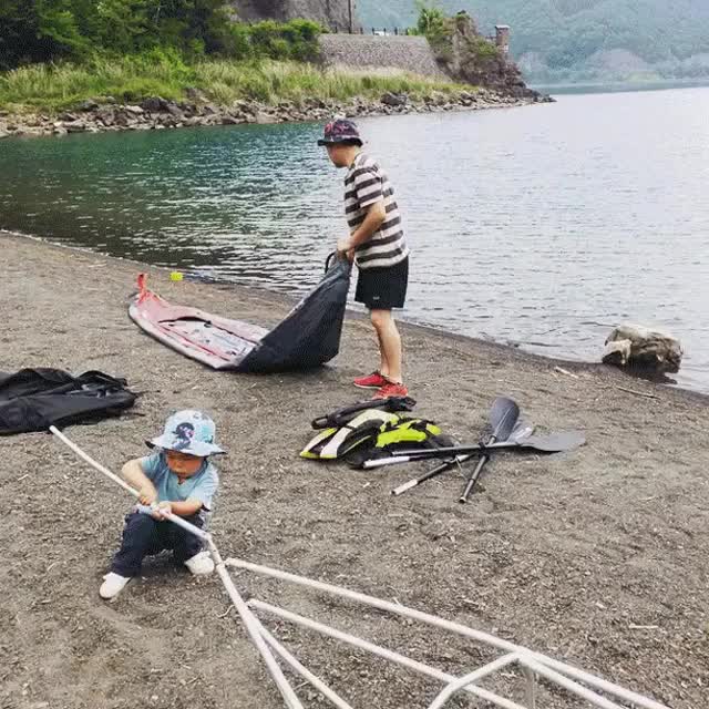 40년 이상 버틴 반바지는 흔치 않다.⁠
파타고니아 철학이 응축된, 진짜 헤리티지 ‘배기스 팬츠’ 🩳 🏖️⁠
⁠
1982년, 파타고니아는 모든 날씨와 상황에 입을 수 있는 반바지를 만들겠다는 생각으로 ‘배기스 팬츠’를 선보였습니다. 수영, 등산, 산책, 심지어 소파 위까지 커버하는 이 쇼츠는 그 시절 기준으로도 혁신이었습니다.⁠
⁠
오늘날 우리는 배기스 팬츠에서 단순한 디자인 이상의 가치를 봅니다. 폐어망을 재활용한 NetPlus 원단, 공정무역 생산 방식, 그리고 수선해서 오래 입으라는 Worn Wear 프로그램까지. 배기스를 입는다는 것은 파타고니아의 철학이 가장 농축된 형태를 입는 일입니다.⁠
⁠
누군가는 이 바지를 입고 캠핑을 갔으며, 누군가는 도시 한복판을 걸었고, 누군가는 아버지가 되었습니다. 똑같은 반바지가 각자의 삶을 견뎌냈습니다. 그것은 옷의 생존력이 아니라 철학의 내구성이었습니다. 철학이 분명한 옷은 변하지 않습니다. 배기스는 그랬습니다.⁠ 이미지