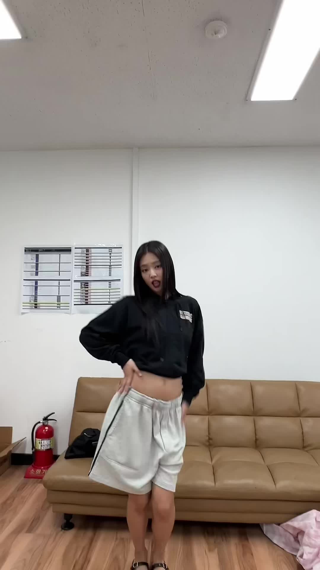 제니 ‘뛰어‘🖤베이비 챌린지 변신 ver 이미지"