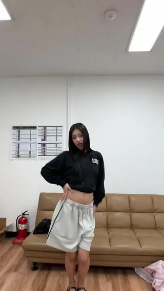 제니 ‘뛰어‘🖤베이비 챌린지 변신 ver 이미지