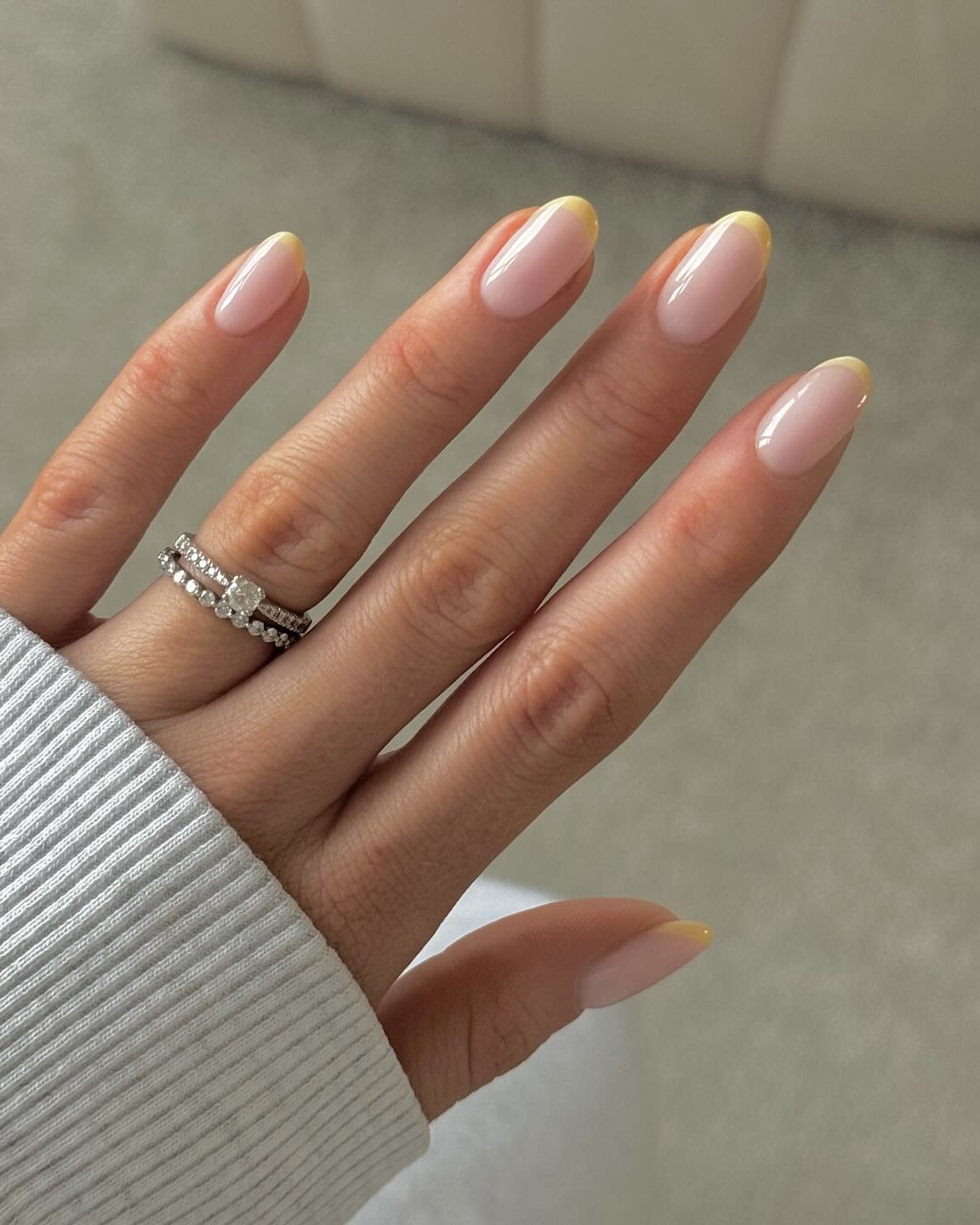 프렌치 네일은 유명한 여름 네일임💅
시원하고 깔끔해 보이는 네일 추천, 대세는 점점 얇아지는 중🩵 이미지3