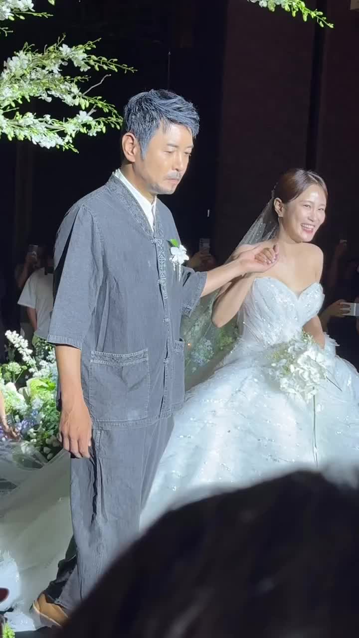 김준호 김지민 커플🤍🖤결혼식 현장 지민 언니의 돌아가신 부친을 대신해 입장하는 꼰대희 할배👴🏼 이미지