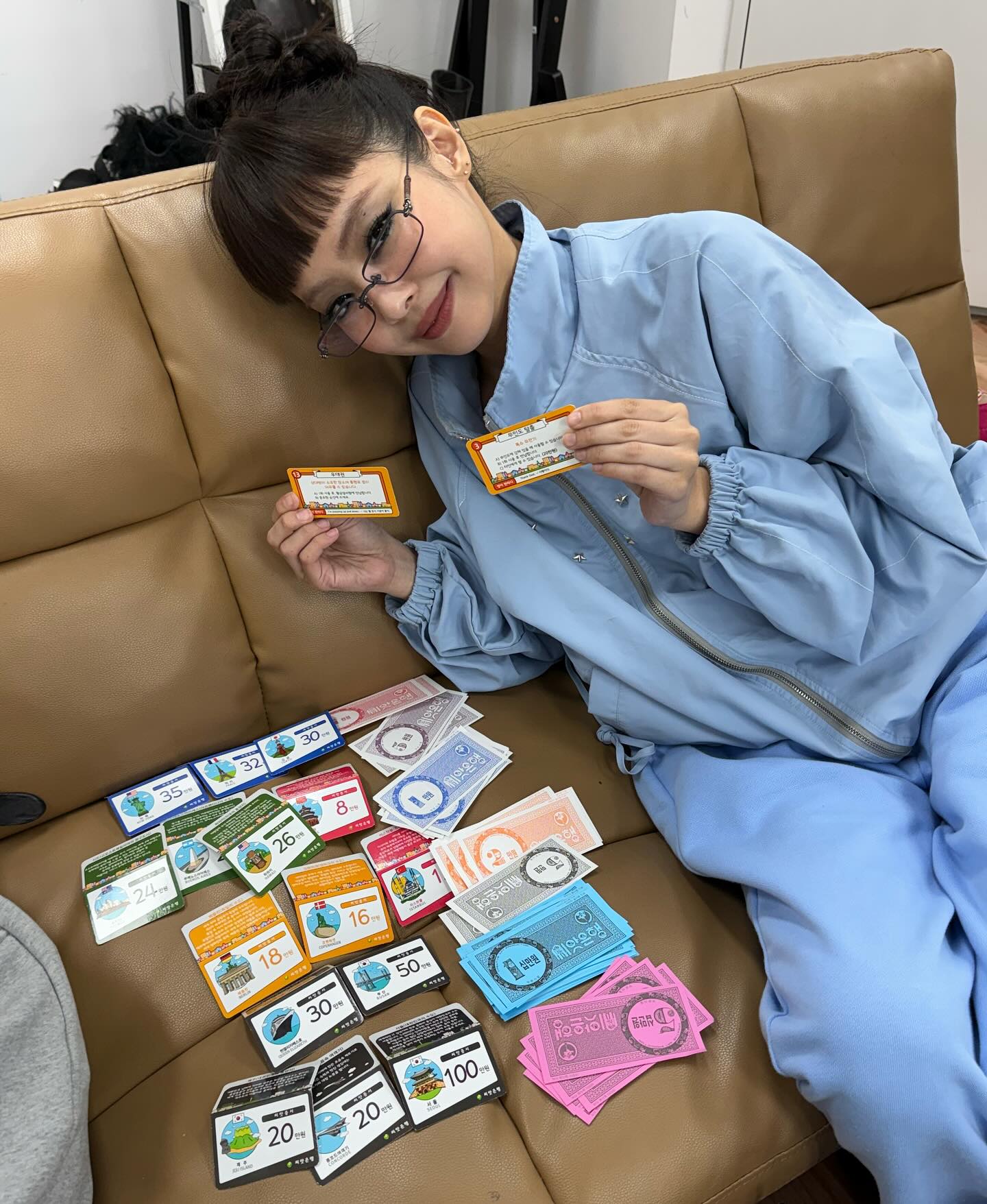 블랙핑크 뮤비 비하인드 사복 🤍
편해서 더 따라 하고 싶은 제니의 트레이닝 룩✨

제니의 뮤비 비하인드 속 착장 아이템들, 지금 확인해보세요.

1. 생긴스튜디오 우먼 셔링 리벳 윈드브레이커, 20만 원대
별 모양 리벳 장식과 사이드 셔링 디테일로 실루엣 조절이 가능한 디자인입니다. 제니는 같은 컬러감의 팬츠와 매치해 통일감 있는 톤온톤으로 스타일링했습니다.

2. 히스테릭 글래머 본 투 루즈 집 후드, 40만 원대
히스테릭 글래머 후드는 전면에 심플한 로고와 후면에는 과감한 그래픽이 특징으로 그레이 컬러의 트레이닝 쇼츠를 매치해 캐주얼하고 스트릿한 무드로 스타일링했습니다.

3. 보디 크루 쇼츠, 60만 원대
배색 파이핑 라인과 로고 자수가 더해진 그레이 쇼츠에 메탈릭한 하이힐을 매치해 캐주얼한 팬츠와 글램한 슈즈로 꾸안꾸 스타일을 완성했습니다. 이미지2