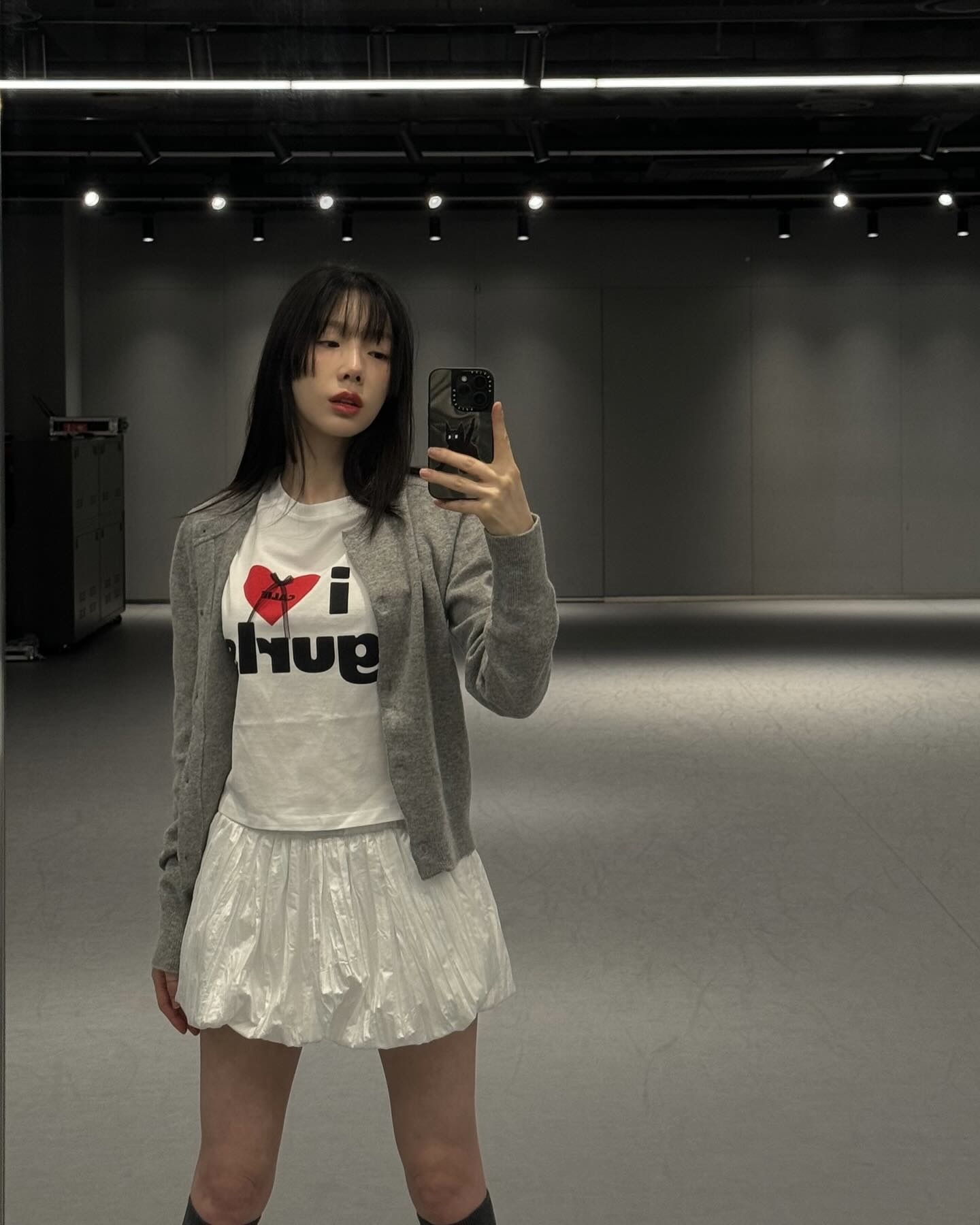 I ❤️ 하나로 패션 완성하는 법💁🏻‍♀️
거리에서도 자주 보이는 I ❤️티셔츠, 이렇게 입어보세요✅ 이미지