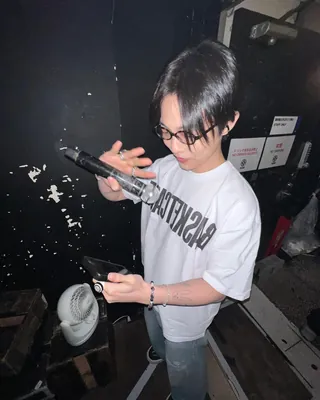 청바지에 무지 티셔츠는 이제 그만!
센스 있는 레터링 디테일로, 스타일에 개성을 더한 셀럽 코디✌️
자칫 밋밋할 수 있는 화이트 티셔츠 코디를 두 셀럽은 인상적인 레터링 디자인으로 개성 있게 연출했습니다.
1. 바스켓케이스 안티 티셔츠 - 화이트
래퍼 기리보이가 선택한 바스켓케이스는 예술과 스트릿웨어를 결합한 디자인이 특징입니다. 전면의 좌우 반전된 브랜드 로고와 뒷면의 대담한 그래픽 프린팅이 어우러져, 자유분방한 스트릿 무드를 완성했습니다.
2. 갤러리 디파트먼트 프렌치 티셔츠 - 화이트
배우 박성훈이 선택한 티셔츠는 화이트 컬러를 바탕으로 고딕체 로고가 더해지며, 미니멀하면서도 강한 인상을 제공했습니다. 독특한 배색 디테일의 청바지와 믹스매치를 통해 본인만의 감각적인 스타일을 선보였습니다. 이미지