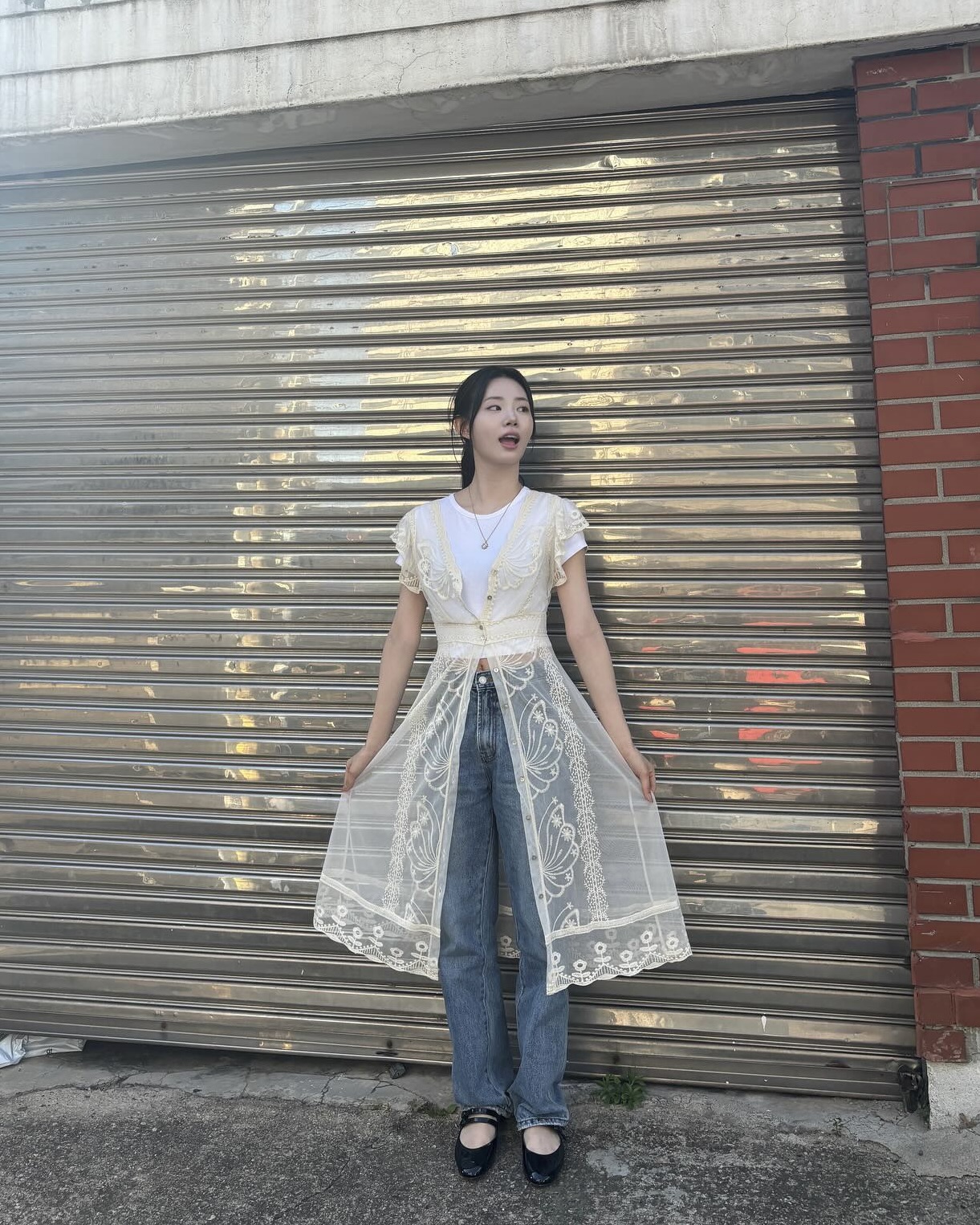 매번 피하게 되는 시스루 아이템?👋🏻 망설임은 금물🙅🏻‍♀️🤍셀럽 시스루룩 보고 가볍게 도전해보세요 이미지