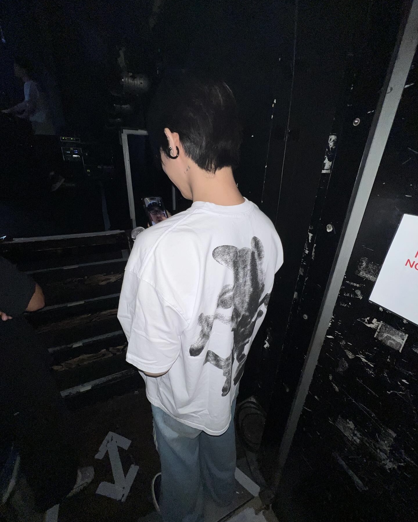 청바지에 무지 티셔츠는 이제 그만!
센스 있는 레터링 디테일로, 스타일에 개성을 더한 셀럽 코디✌️

자칫 밋밋할 수 있는 화이트 티셔츠 코디를 두 셀럽은 인상적인 레터링 디자인으로 개성 있게 연출했습니다.

1. 바스켓케이스 안티 티셔츠 - 화이트
래퍼 기리보이가 선택한 바스켓케이스는 예술과 스트릿웨어를 결합한 디자인이 특징입니다. 전면의 좌우 반전된 브랜드 로고와 뒷면의 대담한 그래픽 프린팅이 어우러져, 자유분방한 스트릿 무드를 완성했습니다. 

2. 갤러리 디파트먼트 프렌치 티셔츠 - 화이트
배우 박성훈이 선택한 티셔츠는 화이트 컬러를 바탕으로 고딕체 로고가 더해지며, 미니멀하면서도 강한 인상을 제공했습니다. 독특한 배색 디테일의 청바지와 믹스매치를 통해 본인만의 감각적인 스타일을 선보였습니다. 이미지2