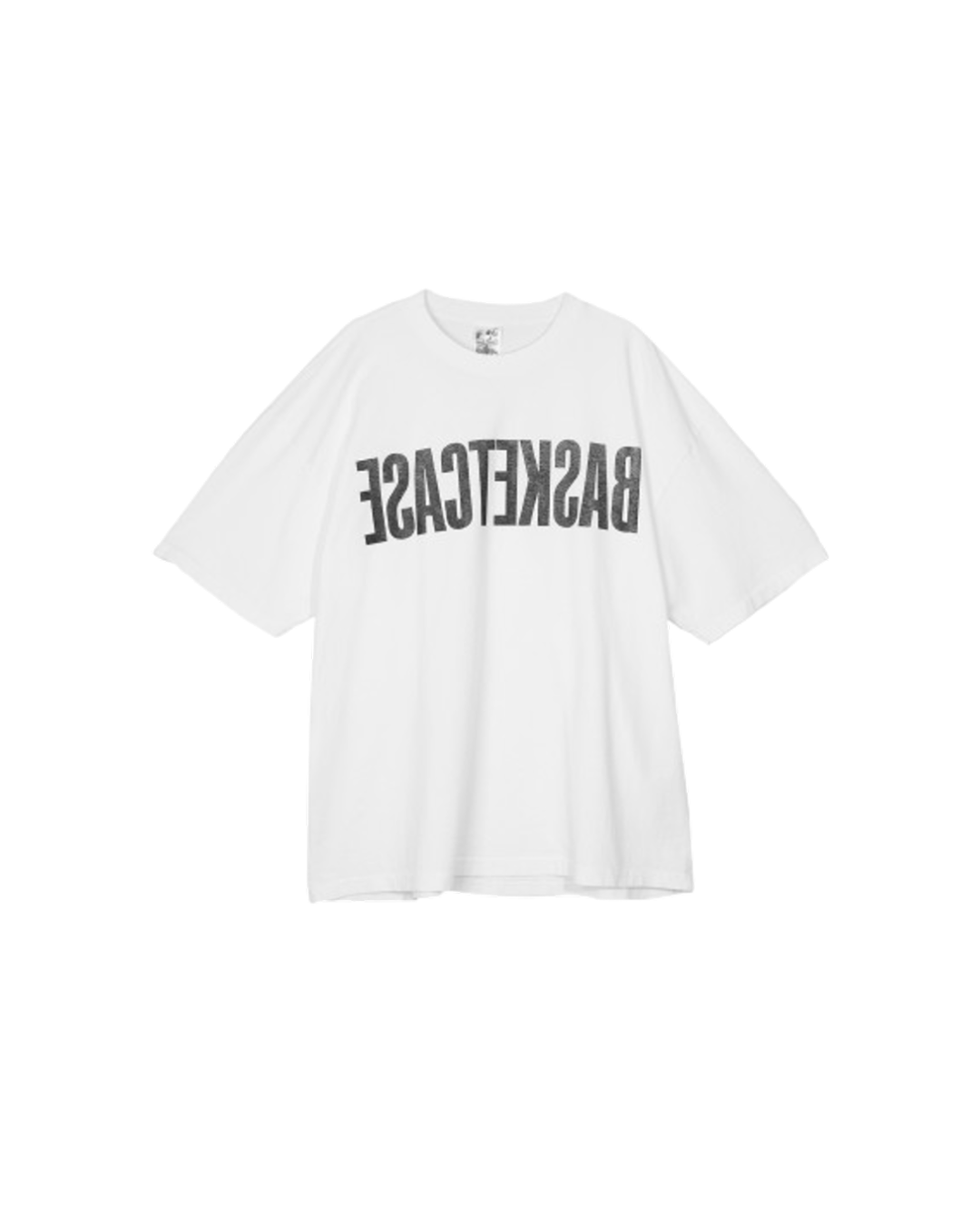 청바지에 무지 티셔츠는 이제 그만!
센스 있는 레터링 디테일로, 스타일에 개성을 더한 셀럽 코디✌️

자칫 밋밋할 수 있는 화이트 티셔츠 코디를 두 셀럽은 인상적인 레터링 디자인으로 개성 있게 연출했습니다.

1. 바스켓케이스 안티 티셔츠 - 화이트
래퍼 기리보이가 선택한 바스켓케이스는 예술과 스트릿웨어를 결합한 디자인이 특징입니다. 전면의 좌우 반전된 브랜드 로고와 뒷면의 대담한 그래픽 프린팅이 어우러져, 자유분방한 스트릿 무드를 완성했습니다. 

2. 갤러리 디파트먼트 프렌치 티셔츠 - 화이트
배우 박성훈이 선택한 티셔츠는 화이트 컬러를 바탕으로 고딕체 로고가 더해지며, 미니멀하면서도 강한 인상을 제공했습니다. 독특한 배색 디테일의 청바지와 믹스매치를 통해 본인만의 감각적인 스타일을 선보였습니다. 이미지3