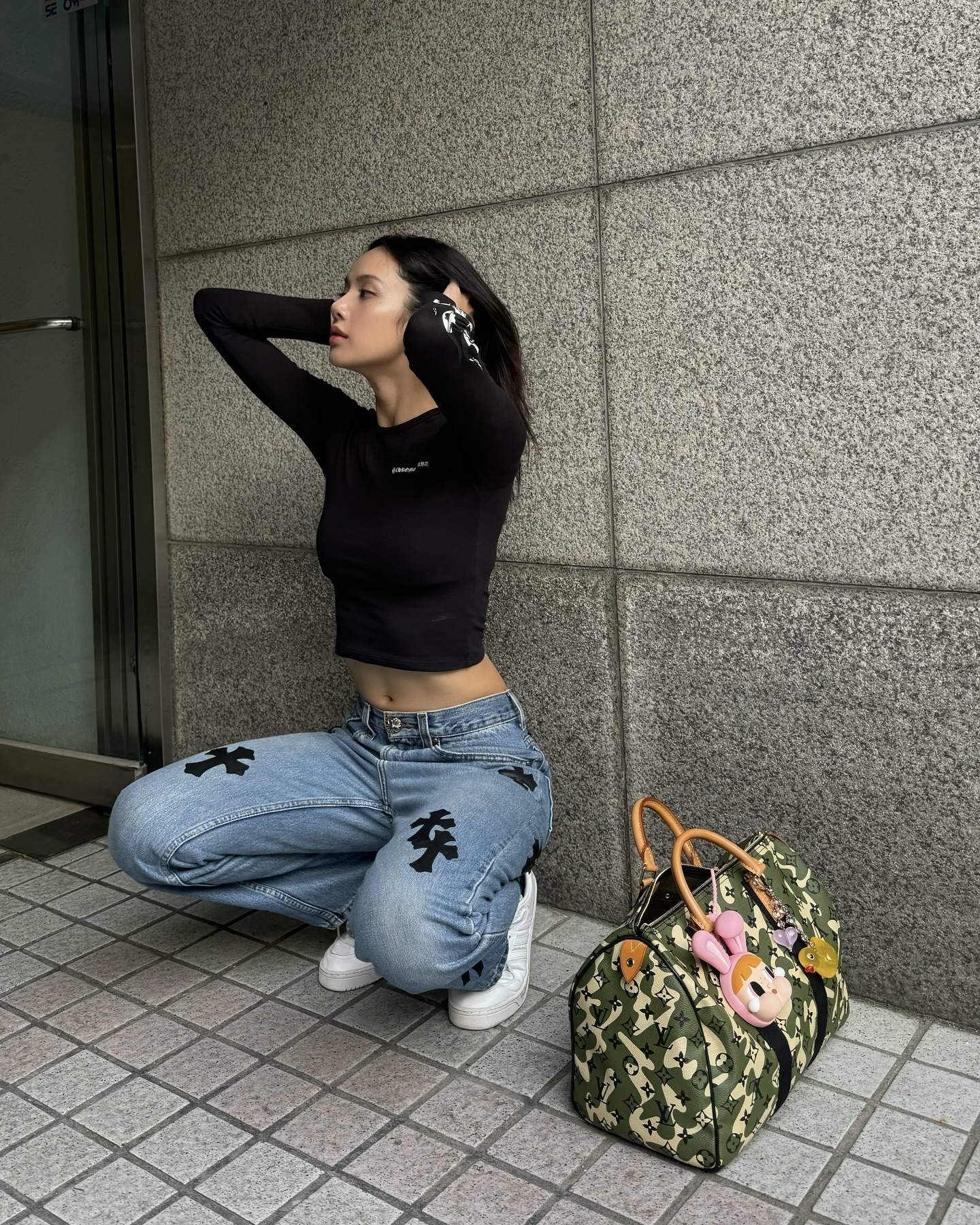 키링계 New 스타 크라이 베이비🧸
희소성, 감성 다 잡은 크라이 베이비 키링 완전정복하세요💙🥹

제2의 라부부, 크라이 베이비를 소개합니다.

최근 셀럽들이 가방에 키링으로 착용하면서 유명세로 주목받고 있는 크라이 베이비가 제2의 라부부로 떠오르고 있습니다. 우는 얼굴이 귀여운 크라이 베이비 키링은 울먹이는 눈망울과 볼록한 볼을 가지고 있는 캐릭터입니다.

2017년 태국 아티스트 몰리가 처음 만들어낸 작품으로 어린 시절 울음을 참아야  했던 기억을 떠올리며,  눈물은 슬픔도 기쁨도 품을 수 있다는 메세지를 담아 큰 눈물방울을 흘리는 귀여운 마스코트로 탄생했습니다.

현재 팝마트에서 구입할 수 있으며, 가격은 약 2만 원대부터 4만 원대까지 형성되어 있습니다. 디자인마다 콜라보와 테마가 달라 희소성이 높은 것이 특징이며, 남들과 다른 유니크한 키링을 찾고 있다면 추천하는 아이템입니다. 이미지5