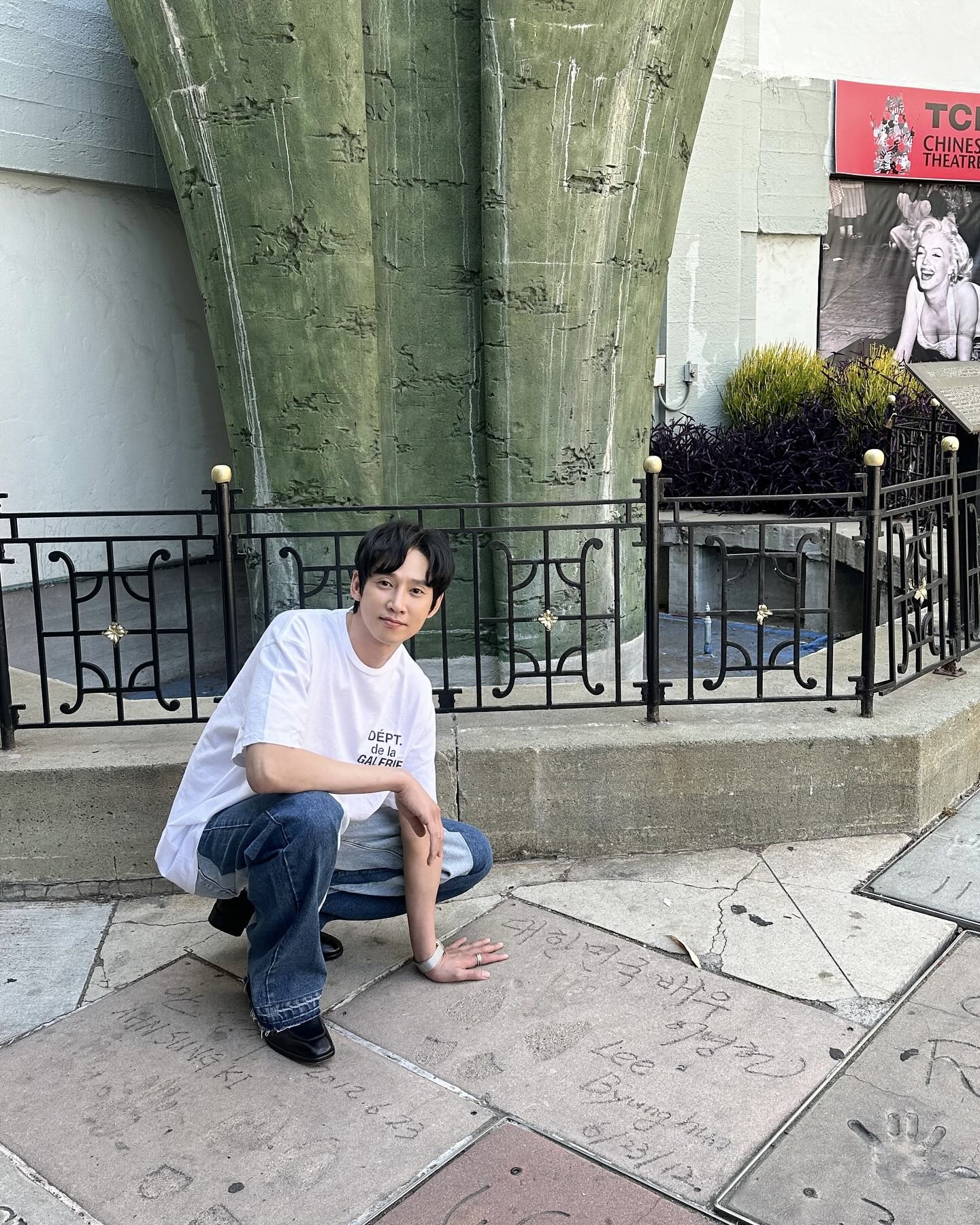 청바지에 무지 티셔츠는 이제 그만!
센스 있는 레터링 디테일로, 스타일에 개성을 더한 셀럽 코디✌️

자칫 밋밋할 수 있는 화이트 티셔츠 코디를 두 셀럽은 인상적인 레터링 디자인으로 개성 있게 연출했습니다.

1. 바스켓케이스 안티 티셔츠 - 화이트
래퍼 기리보이가 선택한 바스켓케이스는 예술과 스트릿웨어를 결합한 디자인이 특징입니다. 전면의 좌우 반전된 브랜드 로고와 뒷면의 대담한 그래픽 프린팅이 어우러져, 자유분방한 스트릿 무드를 완성했습니다. 

2. 갤러리 디파트먼트 프렌치 티셔츠 - 화이트
배우 박성훈이 선택한 티셔츠는 화이트 컬러를 바탕으로 고딕체 로고가 더해지며, 미니멀하면서도 강한 인상을 제공했습니다. 독특한 배색 디테일의 청바지와 믹스매치를 통해 본인만의 감각적인 스타일을 선보였습니다. 이미지6