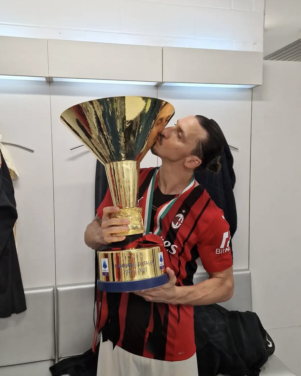 어려서 호나우두를 꿈꿨던 소년⁠
모든 축구선수가 꿈꾸는 FC 26의 커버를 장식하게 되다📸⁠
⁠
호나우두의 포스터 앞에서 책을 읽던 한 소년이 있었습니다. ⁠
⁠
그로부터 30년 뒤, 즐라탄은 EA 스포츠의 축구 게임 FC 26의 커버를 장식하게 되었습니다. 같은 자세지만, 이제는 전설적인 선수로 거듭난 그의 여유와 자신감을 느낄 수 있습니다.⁠
⁠
수많은 리그 우승을 이끌며 우승 청부사로 불린 즐라탄. 아크로바틱한 슈팅은 그의 상징이자, 여전히 팬들의 기억 속에 남아 있는 이유입니다.⁠
⁠
그간 EA와 미계약으로 인해 게임에서 접하기 어려웠지만, 이번 커버 모델 선정을 통해 그가 다시 게임 속에서 등장할 가능성을 예고하며, 팬들의 기대감을 한껏 끌어올리고 있습니다. 이미지4