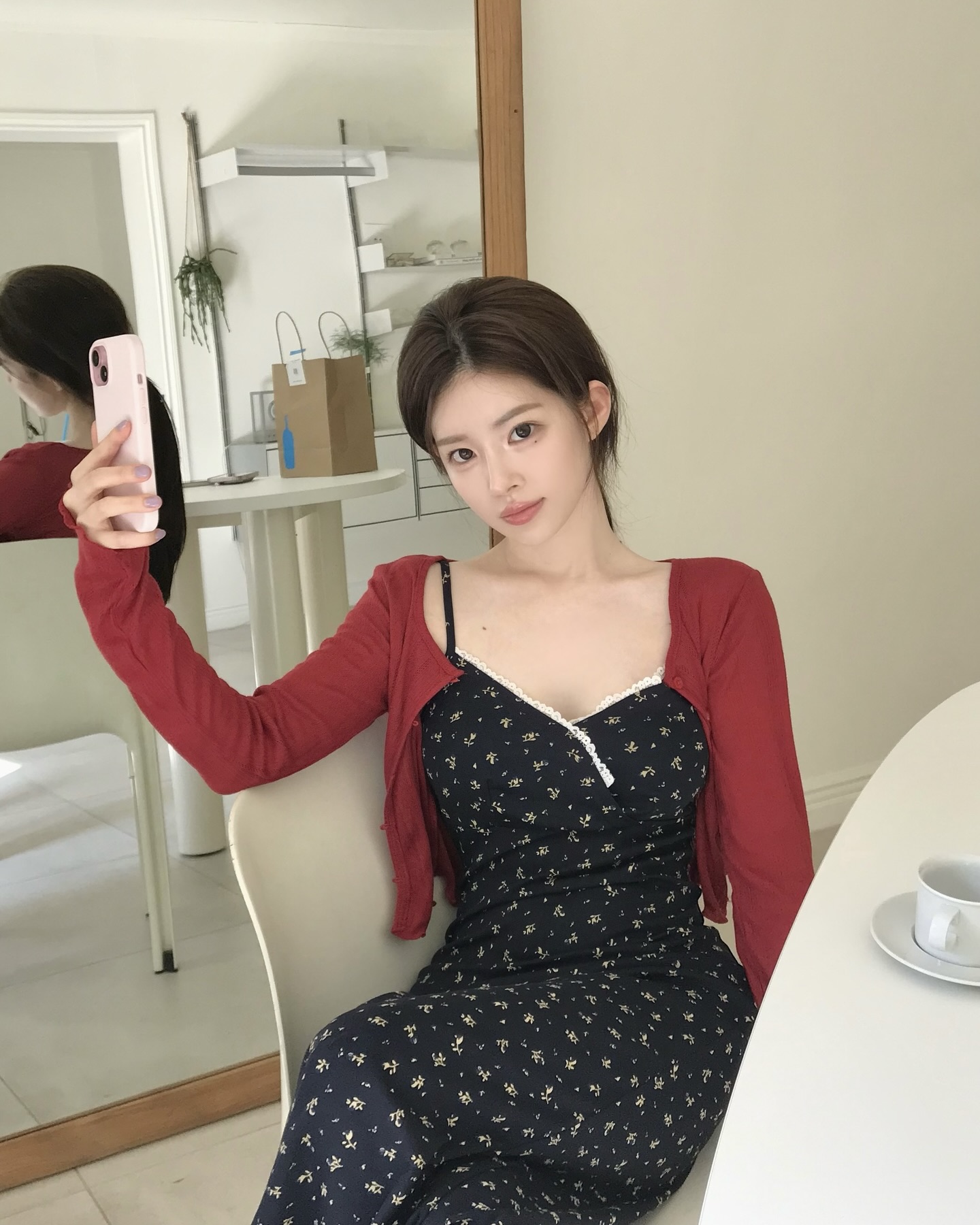 하나쯤 갖고 싶은 플로럴 아이템🌸
지금 셀럽들이 빠진 플로럴 스타일, 함께 보실래요?👀💕 이미지7