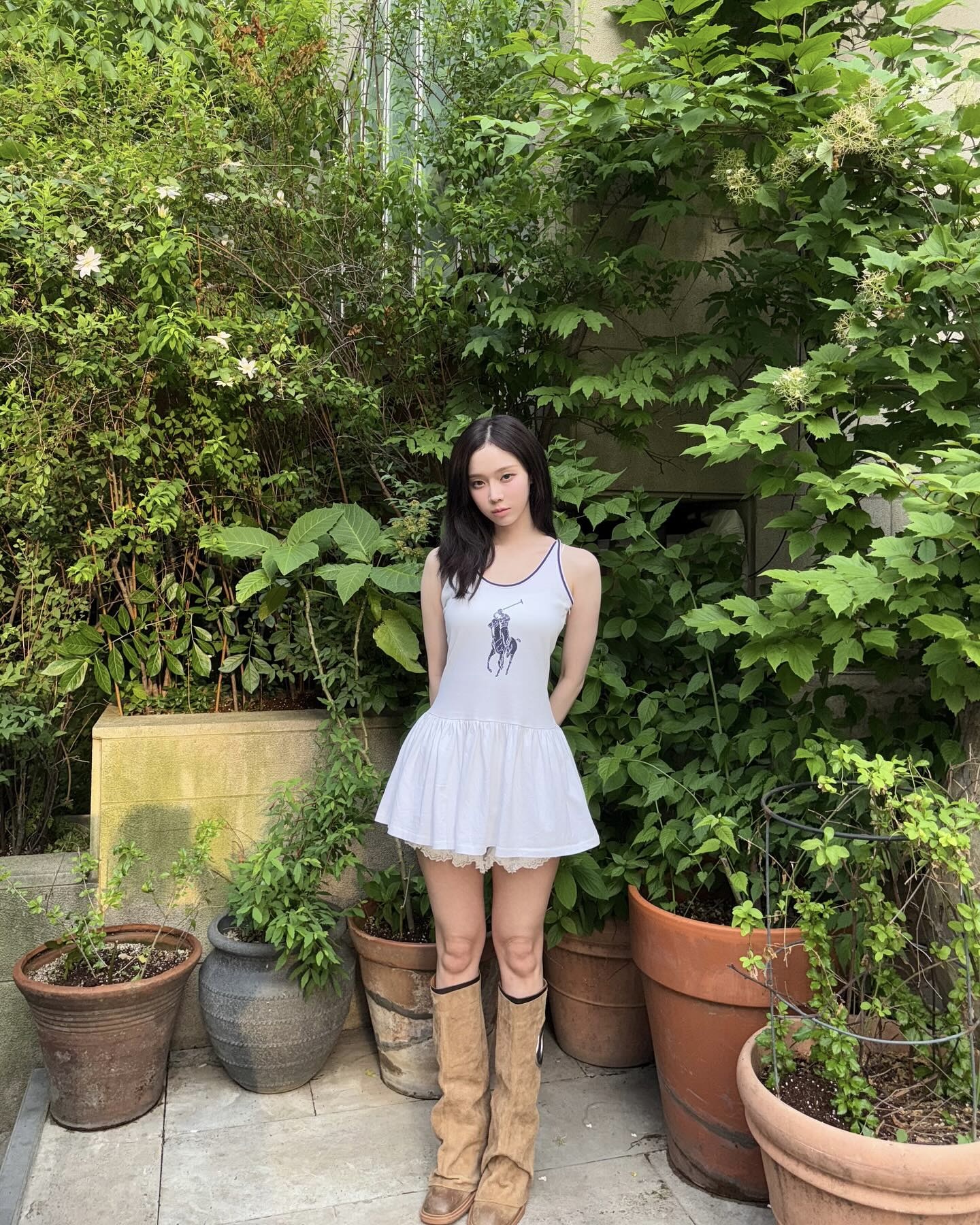 바람 솔솔~ 여름엔 펀칭 디테일🌬️
시원하게 포인트 더해주는 펀칭 디테일을 활용해 보세요🤍🧚🏻

여름철 활용도 높은 펀칭 디테일 소개합니다.

여전히 자주 보이는 클래식한 아이템, 펀칭 디테일은 옷감에 작고 규칙적인 구멍을 뚫어 만든 장식 기법입니다. 펀치라는 단어처럼 구멍을 낸다는 의미에서 유래된 단어로 펀칭 레이스나 아일렛 디테일로도 불립니다.

은은한 비침 덕분에 여성스러운 무드를 연출할 수 있어 여름에 자주 활용되며, 통기성이 좋아 실용적이기도 합니다.

대표적인 아이템으로 펀칭 원피스, 블라우스, 스커트 등이 있으며, 카라나 커프스에 포인트로 활용됩니다. 펀칭 디테일이 들어간 옷을 이너로 매치해 키치함을 연출하거나 청바지와 매치해 심플하지만 포인트 있는 룩을 완성해 줍니다. 이미지7