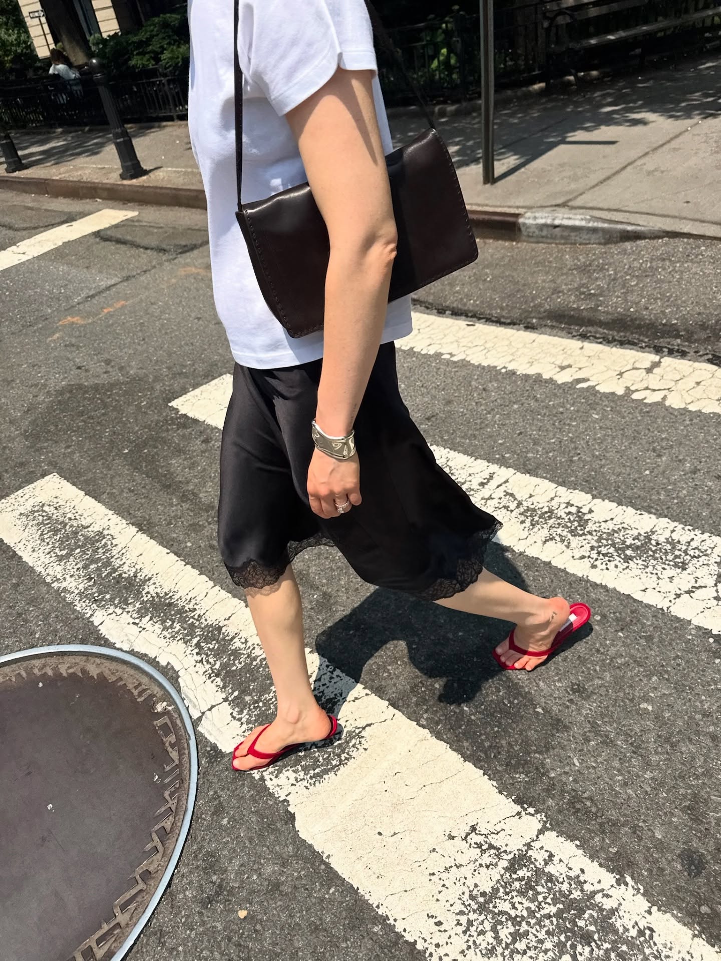 화이트 반팔🤍기본이 어렵다고?
여름 절대강자 화이트티☀️🥛돋보이게 하는 하의 4가지

화이트 반팔티에 어울리는 하의 4가지, 바로 따라하세요.

1. 미디 스커트
화이트 반팔티에 미디 스커트를 매치하면 단정하면서도 우아한 실루엣이 완성됩니다. 체형을 자연스럽게 커버하면서 여성스러운 무드를 살릴 수 있어 데일리와 포멀 어디에도 잘 어울리는 조합입니다.

2. 숏 스커트
숏 스커트의 발랄함은 화이트티와 만나 경쾌한 여름 감성을 완성합니다. 짧은 기장이 다리를 길어 보이게 하며, 실크, 면 소재를 선택하면 클래식한 느낌까지 더해져 자유로운 무드를 연출할 수 있습니다.

3. 연청 데님
연청 데님과 화이트티의 조합은 여름을 대표하는 꾸안꾸 스타일입니다. 자연스러운 워싱이 청량감을 더하고, 밝은 톤의 데님이 티셔츠의 깔끔함을 한층 부각시켜 햇살 아래 가장 빛나는 룩을 완성해 줍니다.

4. 베이지 팬츠
부드러운 베이지 팬츠는 화이트티의 미니멀한 매력을 더욱 고급스럽게 만들어 줍니다. 핀턱이나 와이드한 실루엣을 더하면 단정하면서도 여유로운 인상이 더해집니다. 이미지2