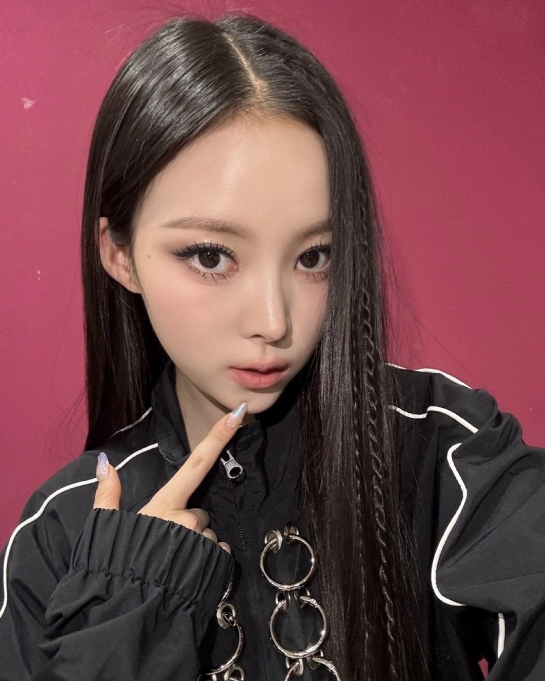 베이비 브레이드로 포인트 주기🤍
얇게 땋은 한 가닥으로도 귀엽고 힙하게 완성✨
 이미지