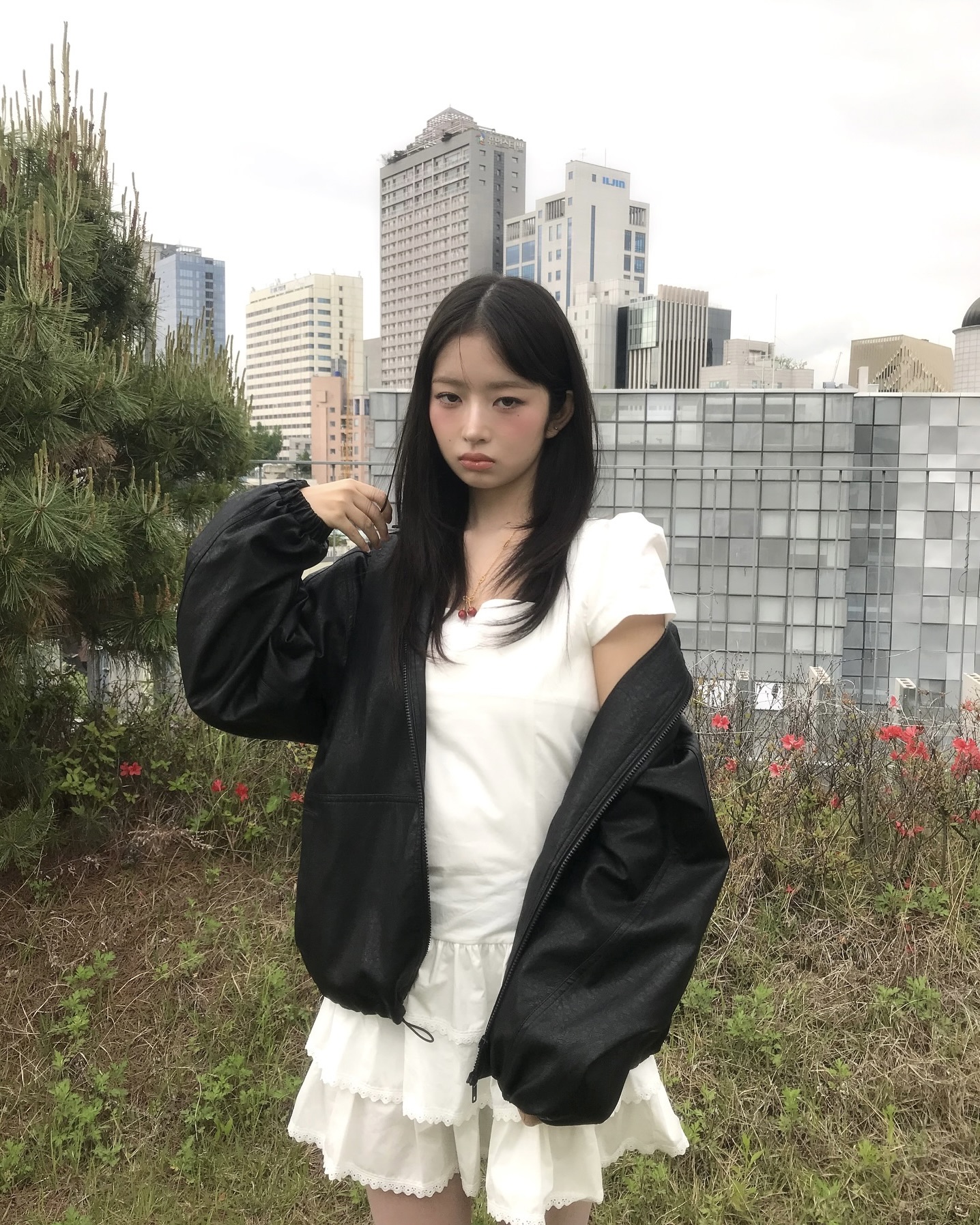 바람 솔솔~ 여름엔 펀칭 디테일🌬️
시원하게 포인트 더해주는 펀칭 디테일을 활용해 보세요🤍🧚🏻

여름철 활용도 높은 펀칭 디테일 소개합니다.

여전히 자주 보이는 클래식한 아이템, 펀칭 디테일은 옷감에 작고 규칙적인 구멍을 뚫어 만든 장식 기법입니다. 펀치라는 단어처럼 구멍을 낸다는 의미에서 유래된 단어로 펀칭 레이스나 아일렛 디테일로도 불립니다.

은은한 비침 덕분에 여성스러운 무드를 연출할 수 있어 여름에 자주 활용되며, 통기성이 좋아 실용적이기도 합니다.

대표적인 아이템으로 펀칭 원피스, 블라우스, 스커트 등이 있으며, 카라나 커프스에 포인트로 활용됩니다. 펀칭 디테일이 들어간 옷을 이너로 매치해 키치함을 연출하거나 청바지와 매치해 심플하지만 포인트 있는 룩을 완성해 줍니다. 이미지8