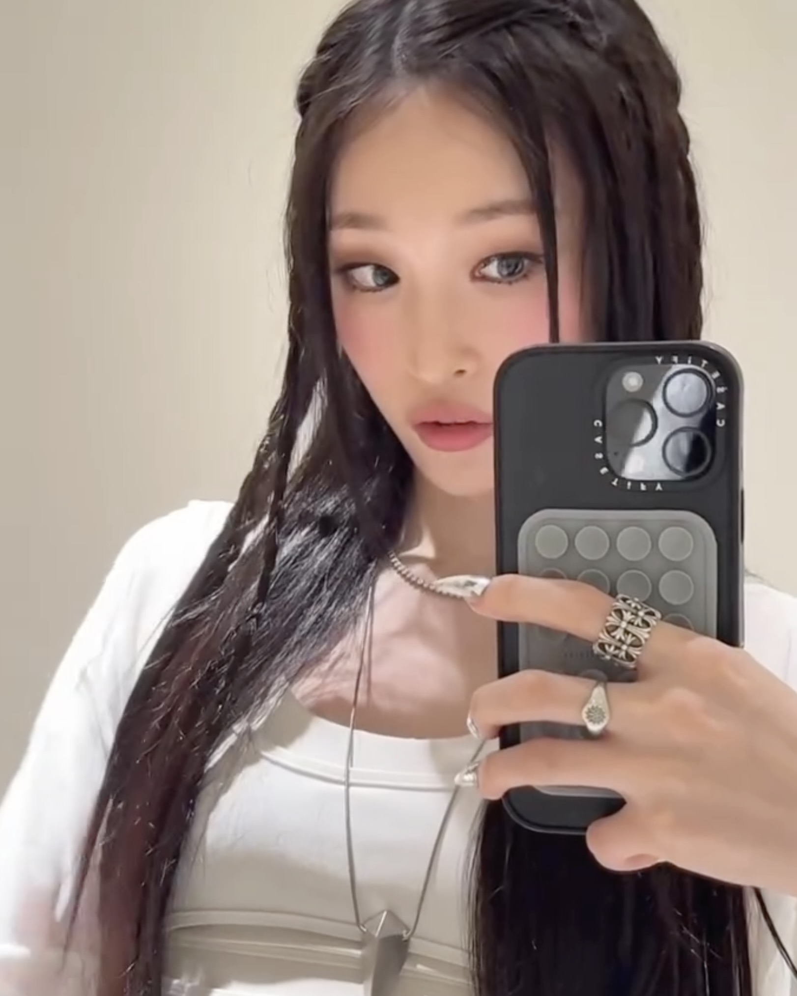 베이비 브레이드로 포인트 주기🤍
얇게 땋은 한 가닥으로도 귀엽고 힙하게 완성✨
 이미지4
