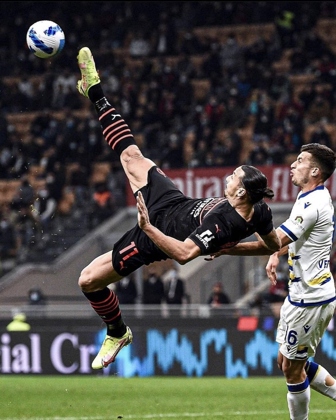어려서 호나우두를 꿈꿨던 소년⁠
모든 축구선수가 꿈꾸는 FC 26의 커버를 장식하게 되다📸⁠
⁠
호나우두의 포스터 앞에서 책을 읽던 한 소년이 있었습니다. ⁠
⁠
그로부터 30년 뒤, 즐라탄은 EA 스포츠의 축구 게임 FC 26의 커버를 장식하게 되었습니다. 같은 자세지만, 이제는 전설적인 선수로 거듭난 그의 여유와 자신감을 느낄 수 있습니다.⁠
⁠
수많은 리그 우승을 이끌며 우승 청부사로 불린 즐라탄. 아크로바틱한 슈팅은 그의 상징이자, 여전히 팬들의 기억 속에 남아 있는 이유입니다.⁠
⁠
그간 EA와 미계약으로 인해 게임에서 접하기 어려웠지만, 이번 커버 모델 선정을 통해 그가 다시 게임 속에서 등장할 가능성을 예고하며, 팬들의 기대감을 한껏 끌어올리고 있습니다. 이미지5