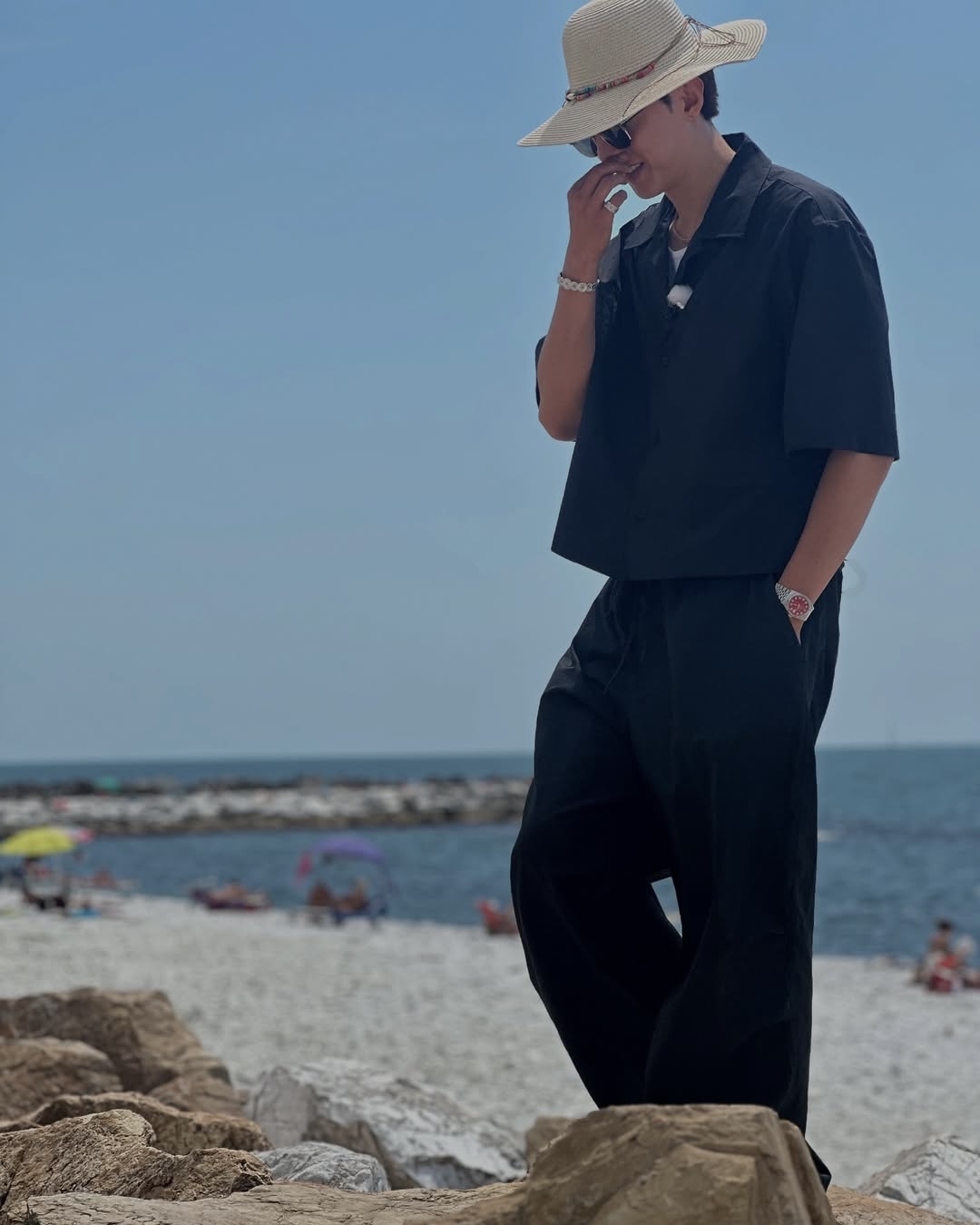 휴가철엔 밀짚모자🧑🏻‍🌾 이미지