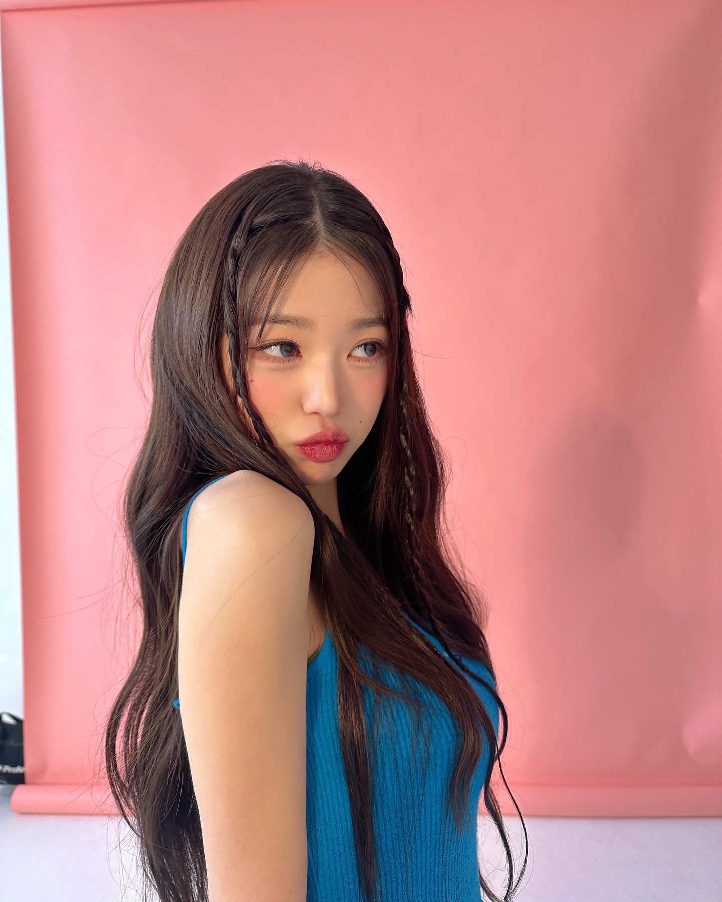 베이비 브레이드로 포인트 주기🤍
얇게 땋은 한 가닥으로도 귀엽고 힙하게 완성✨
 이미지2