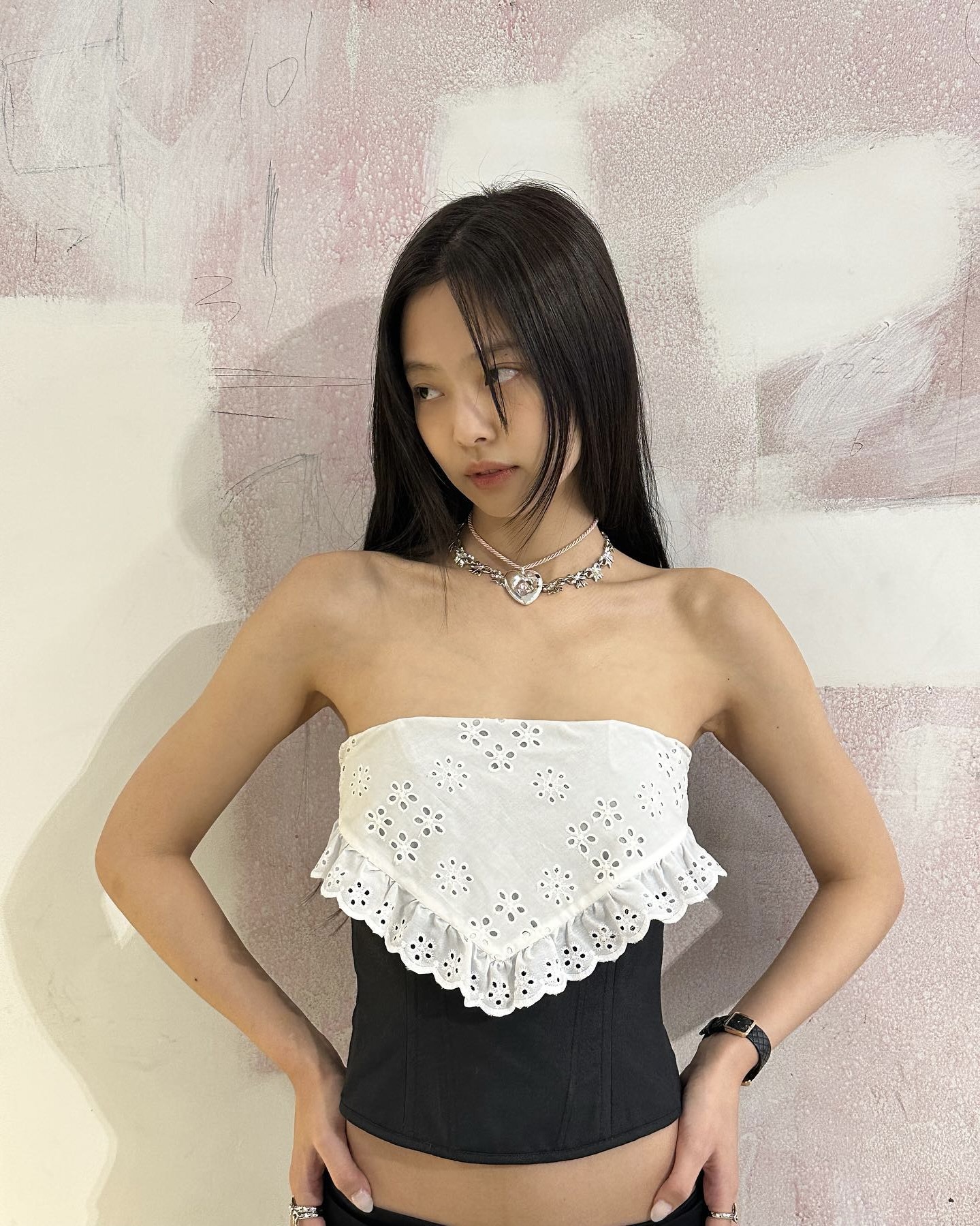 바람 솔솔~ 여름엔 펀칭 디테일🌬️
시원하게 포인트 더해주는 펀칭 디테일을 활용해 보세요🤍🧚🏻

여름철 활용도 높은 펀칭 디테일 소개합니다.

여전히 자주 보이는 클래식한 아이템, 펀칭 디테일은 옷감에 작고 규칙적인 구멍을 뚫어 만든 장식 기법입니다. 펀치라는 단어처럼 구멍을 낸다는 의미에서 유래된 단어로 펀칭 레이스나 아일렛 디테일로도 불립니다.

은은한 비침 덕분에 여성스러운 무드를 연출할 수 있어 여름에 자주 활용되며, 통기성이 좋아 실용적이기도 합니다.

대표적인 아이템으로 펀칭 원피스, 블라우스, 스커트 등이 있으며, 카라나 커프스에 포인트로 활용됩니다. 펀칭 디테일이 들어간 옷을 이너로 매치해 키치함을 연출하거나 청바지와 매치해 심플하지만 포인트 있는 룩을 완성해 줍니다. 이미지2