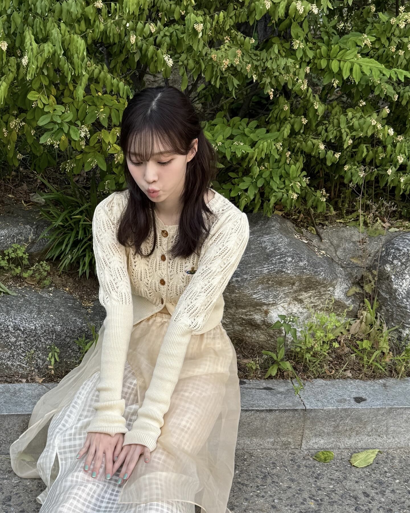 바람 솔솔~ 여름엔 펀칭 디테일🌬️
시원하게 포인트 더해주는 펀칭 디테일을 활용해 보세요🤍🧚🏻

여름철 활용도 높은 펀칭 디테일 소개합니다.

여전히 자주 보이는 클래식한 아이템, 펀칭 디테일은 옷감에 작고 규칙적인 구멍을 뚫어 만든 장식 기법입니다. 펀치라는 단어처럼 구멍을 낸다는 의미에서 유래된 단어로 펀칭 레이스나 아일렛 디테일로도 불립니다.

은은한 비침 덕분에 여성스러운 무드를 연출할 수 있어 여름에 자주 활용되며, 통기성이 좋아 실용적이기도 합니다.

대표적인 아이템으로 펀칭 원피스, 블라우스, 스커트 등이 있으며, 카라나 커프스에 포인트로 활용됩니다. 펀칭 디테일이 들어간 옷을 이너로 매치해 키치함을 연출하거나 청바지와 매치해 심플하지만 포인트 있는 룩을 완성해 줍니다. 이미지