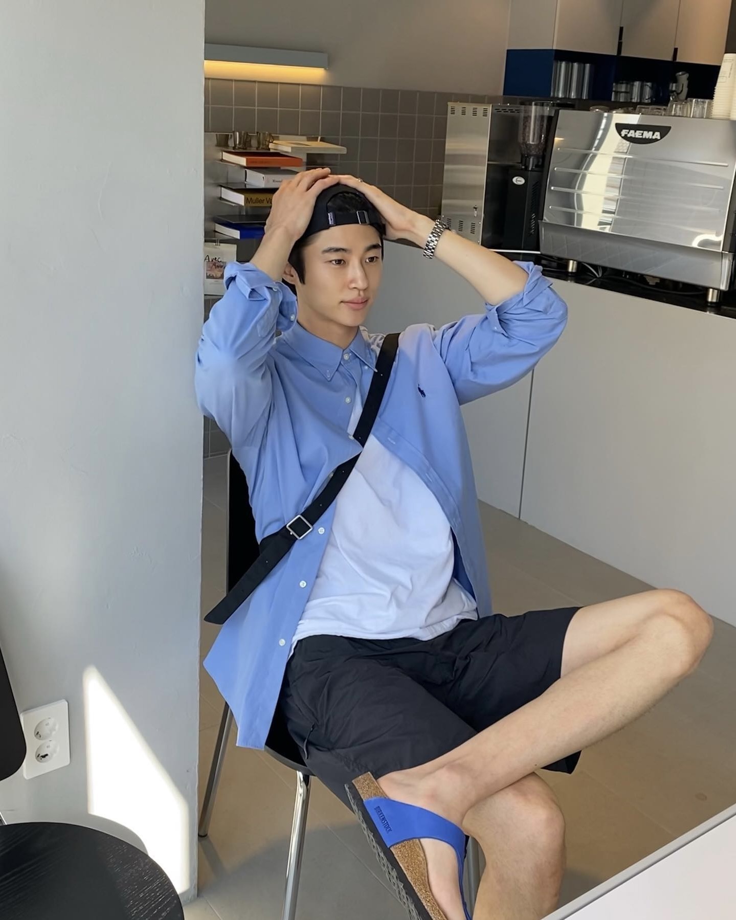 더운 여름도 시원하게 바꿔주는 블루 어디에 포인트를 줘야 할지 모를 땐, 변우석의 코디 참고하기👔  블루 컬러를 중심으로 완성도 높은 셔츠 스타일링을 보여준 배우 변우석의 착장 아이템을 소개합니다.  1. 폴로 랄프 로렌 포플린 셔츠 부드럽고 광택감 있는 포플린 소재를 사용한 셔츠입니다. 선명한 블루 컬러로 룩에 청량감을 더했으며, 셔츠의 오버사이즈를 통해 캐주얼한 스타일에 잘 어울리는 핏을 연출했습니다.  2. 아더에러 x 버켄스탁 지제 테크 울트라 블루 버켄스탁에 아더에러의 감각을 더한 아이템으로, 구조적인 스트랩 디테일과 특유의 블루 컬러로 포인트를 더했습니다. 셔츠와 톤온톤으로 매치하여 감각적인 코디를 선보였습니다.  3. 파타고니아 P-6 레이블 트래드 캡 실용성과 스타일을 모두 갖춘 파타고니아의 모자입니다. 시그니처 로고 패치가 포인트로 작용하며, 블랙 컬러의 팬츠와의 조화를 통해 전체적인 컬러 밸런스를 안정감 있게 잡아줬습니다. 이미지