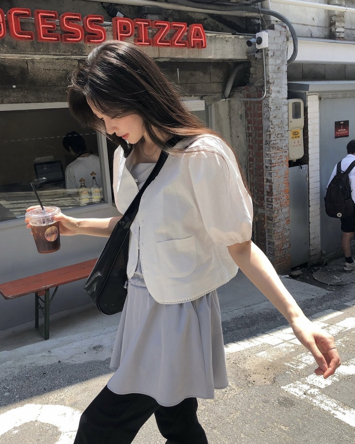 바람 솔솔~ 여름엔 펀칭 디테일🌬️
시원하게 포인트 더해주는 펀칭 디테일을 활용해 보세요🤍🧚🏻

여름철 활용도 높은 펀칭 디테일 소개합니다.

여전히 자주 보이는 클래식한 아이템, 펀칭 디테일은 옷감에 작고 규칙적인 구멍을 뚫어 만든 장식 기법입니다. 펀치라는 단어처럼 구멍을 낸다는 의미에서 유래된 단어로 펀칭 레이스나 아일렛 디테일로도 불립니다.

은은한 비침 덕분에 여성스러운 무드를 연출할 수 있어 여름에 자주 활용되며, 통기성이 좋아 실용적이기도 합니다.

대표적인 아이템으로 펀칭 원피스, 블라우스, 스커트 등이 있으며, 카라나 커프스에 포인트로 활용됩니다. 펀칭 디테일이 들어간 옷을 이너로 매치해 키치함을 연출하거나 청바지와 매치해 심플하지만 포인트 있는 룩을 완성해 줍니다. 이미지9