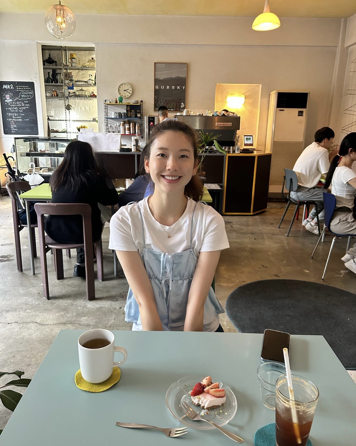 뷔스티에 단독으로 부담된다면?🫣
이너 하나로 센스 있게 레이어드해서 스타일 완성해 보세요🖤 이미지2