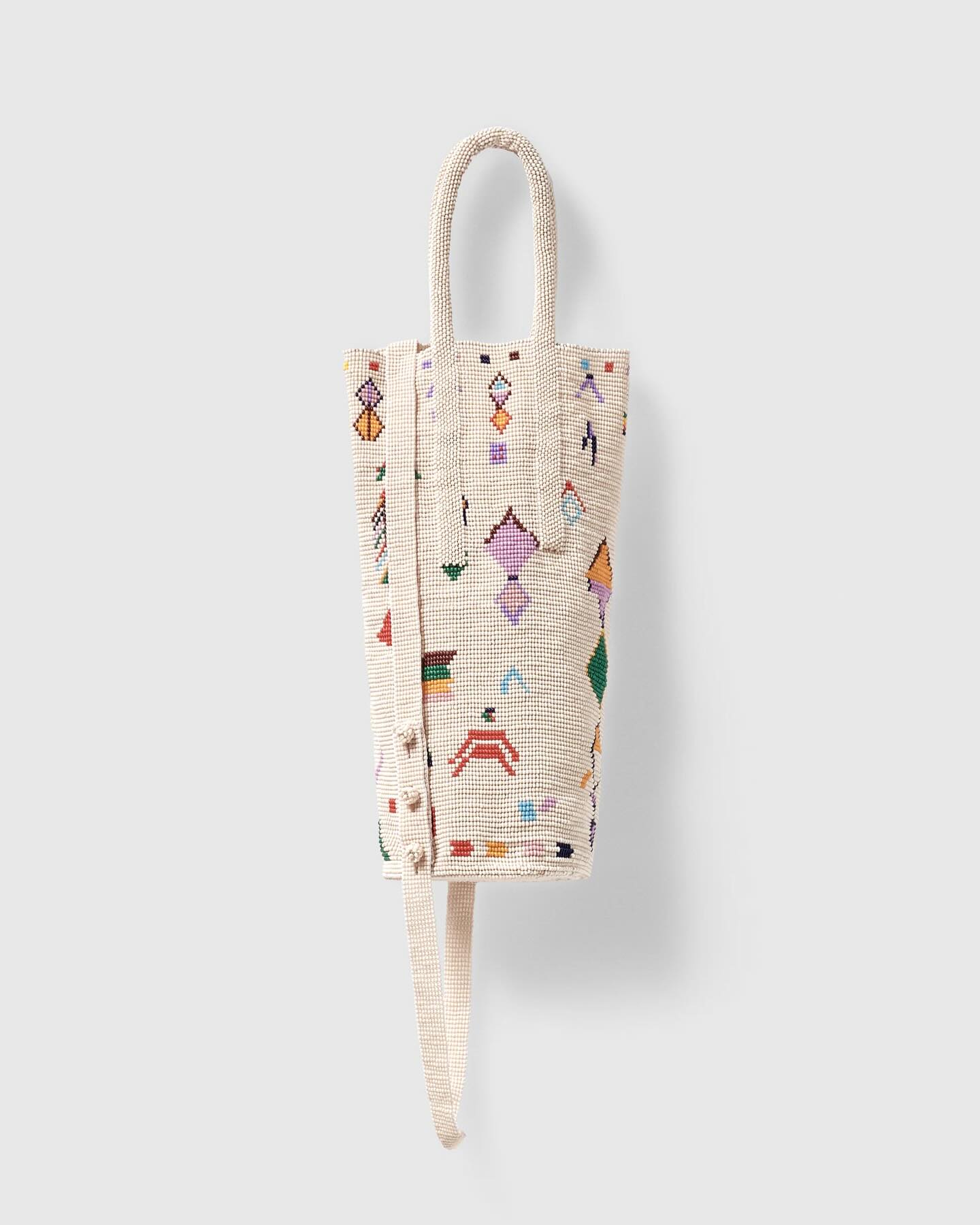 여름휴가🍷🌿감각적 술꾼 어때?!
코르데라 메인 비즈백이자, 해외에서 와인백으로 핫한 이것!🔥
스페인 장인 손길의 코르데라 비즈백을 와인백으로 추천해요.
코르데라는 스페인 북서부에서 탄생한 지속 가능한 컨템포러리 브랜드로, 정제된 실루엣과 섬세한 디테일로 사랑받고 있습니다. 천연 소재와 로컬 장인의 수공을 기반으로 한 디자인은 전 세계 감도 높은 소비자들의 선택을 받고 있습니다.
그중에서도 ‘비즈백 Florinda’는 작은 구슬들이 섬세하게 엮인 구조로, 오브제처럼 아름다운 형태를 자랑합니다. 조형적인 매력이 돋보이는 이 가방은 단순한 액세서리를 넘어 손에 쥔 하나의 예술 작품처럼 다가옵니다.
특히 병 형태를 안정감 있게 담을 수 있는 구조 덕분에, 와인을 챙겨가는 여름 피크닉이나 휴가 시즌에 와인백으로도 추천할 만합니다. 실용성과 감각을 동시에 만족시키는 이 가방은 이번 여름, 가장 특별한 스타일링 포인트가 될 것입니다. 이미지9