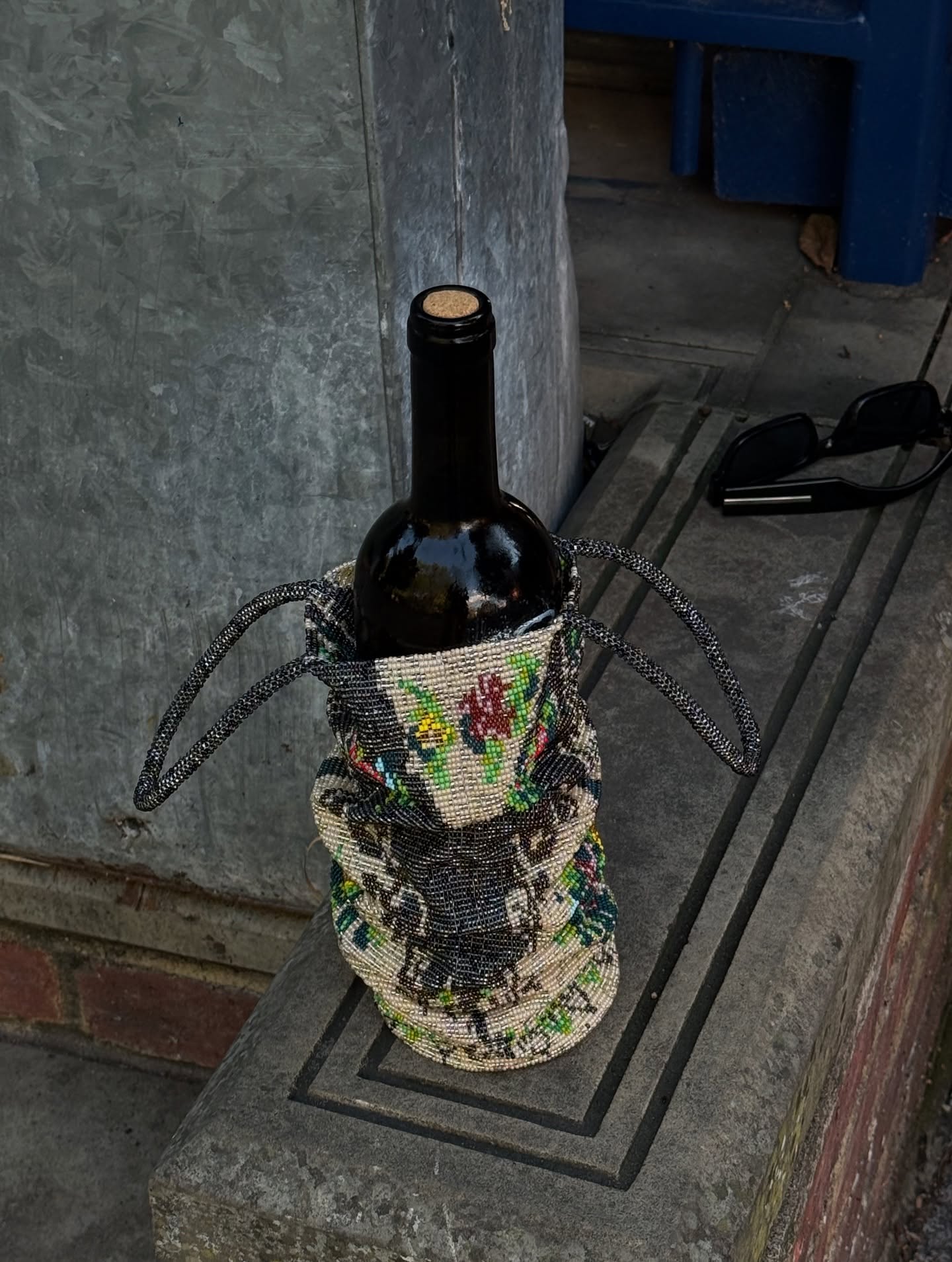 여름휴가🍷🌿감각적 술꾼 어때?! 코르데라 메인 비즈백이자, 해외에서 와인백으로 핫한 이것!🔥  스페인 장인 손길의 코르데라 비즈백을 와인백으로 추천해요.  코르데라는 스페인 북서부에서 탄생한 지속 가능한 컨템포러리 브랜드로, 정제된 실루엣과 섬세한 디테일로 사랑받고 있습니다. 천연 소재와 로컬 장인의 수공을 기반으로 한 디자인은 전 세계 감도 높은 소비자들의 선택을 받고 있습니다.  그중에서도 ‘비즈백 Florinda’는 작은 구슬들이 섬세하게 엮인 구조로, 오브제처럼 아름다운 형태를 자랑합니다. 조형적인 매력이 돋보이는 이 가방은 단순한 액세서리를 넘어 손에 쥔 하나의 예술 작품처럼 다가옵니다.  특히 병 형태를 안정감 있게 담을 수 있는 구조 덕분에, 와인을 챙겨가는 여름 피크닉이나 휴가 시즌에 와인백으로도 추천할 만합니다. 실용성과 감각을 동시에 만족시키는 이 가방은 이번 여름, 가장 특별한 스타일링 포인트가 될 것입니다. 이미지
