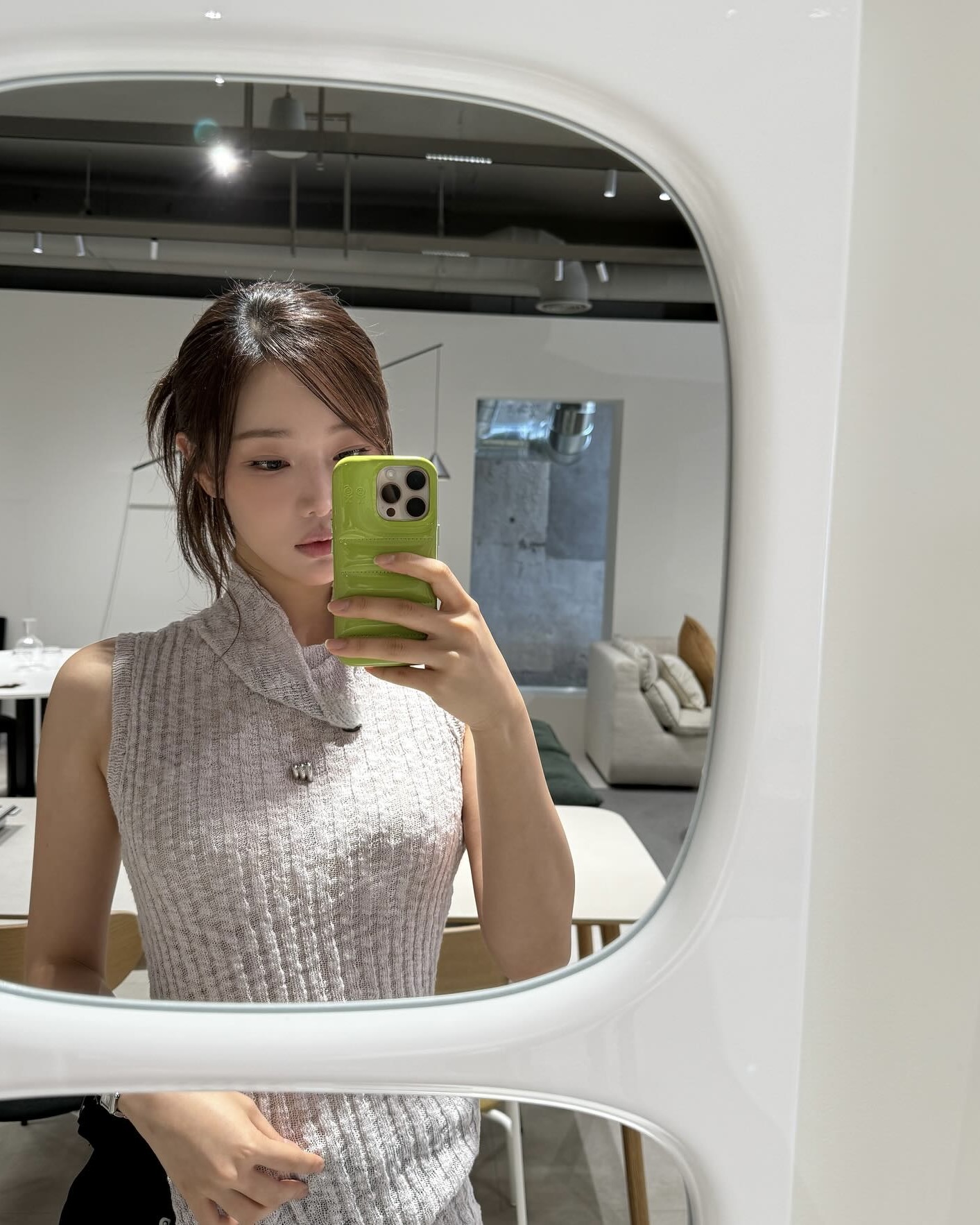 하이넥 민소매로 체형 보완 잡기☑️
팔뚝 고민? 넥라인으로 시선 유도 완료, 민소매 겁 먹지 마세요🧏🏻‍♀️ 이미지7
