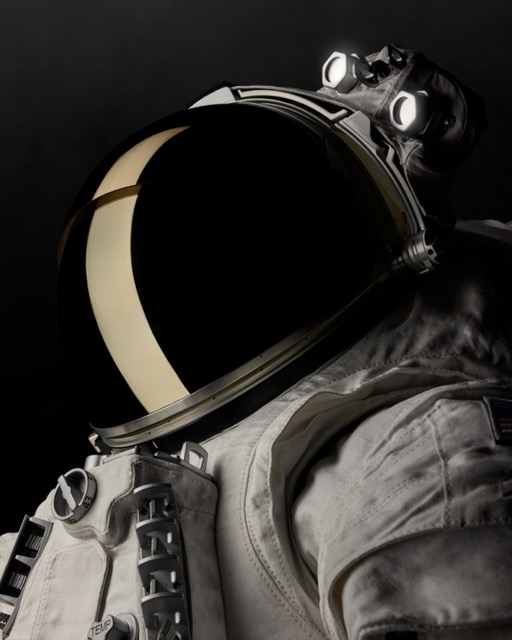 오클리, 패션을 넘어 우주로
창립 50주년을 맞아 도전하는 새로운 영역, 이번에는 달입니다.🌕
오클리는 민간 우주기업 액시엄 스페이스와 손잡고 나사의 아르테미스 3호 임무에 사용될 우주복 헬멧 개발에 참여합니다.
아폴로 이후 약 50년 만에 유인 달 탐사를 준비 중인 나사는 2027년 발사 예정인 아르테미스 3호를 통해 여성과 유색인종 우주인을 달의 남극에 착륙시키는 것을 목표로 하고 있습니다.
이에 액시엄 스페이스는 임무에 사용될 차세대 우주복을 개발 중이며, 프라다와의 디자인 협업에 이어 이번에는 오클리와의 기술 협업을 통해 우주복의 완성도를 더욱 높이고자 합니다.
협업을 통해 헬멧의 시야 시스템 개발을 맡은 오클리는 극한 환경에서도 견딜 수 있는 기술력을 선보이며, 자사의 기술을 우주 환경에 맞춰 한 단계 더 진화시키고 있습니다. 이미지4