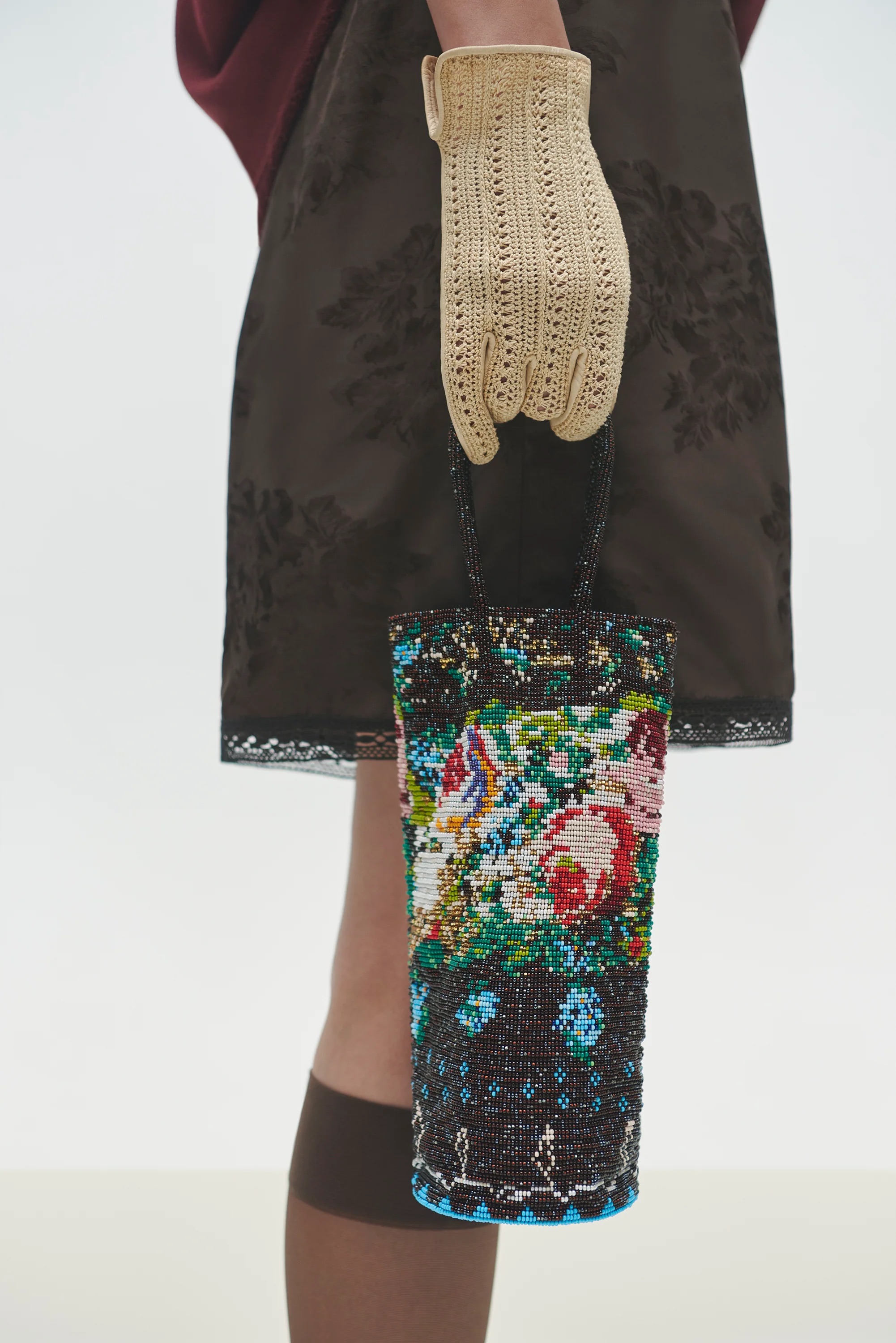 여름휴가🍷🌿감각적 술꾼 어때?!
코르데라 메인 비즈백이자, 해외에서 와인백으로 핫한 이것!🔥
스페인 장인 손길의 코르데라 비즈백을 와인백으로 추천해요.
코르데라는 스페인 북서부에서 탄생한 지속 가능한 컨템포러리 브랜드로, 정제된 실루엣과 섬세한 디테일로 사랑받고 있습니다. 천연 소재와 로컬 장인의 수공을 기반으로 한 디자인은 전 세계 감도 높은 소비자들의 선택을 받고 있습니다.
그중에서도 ‘비즈백 Florinda’는 작은 구슬들이 섬세하게 엮인 구조로, 오브제처럼 아름다운 형태를 자랑합니다. 조형적인 매력이 돋보이는 이 가방은 단순한 액세서리를 넘어 손에 쥔 하나의 예술 작품처럼 다가옵니다.
특히 병 형태를 안정감 있게 담을 수 있는 구조 덕분에, 와인을 챙겨가는 여름 피크닉이나 휴가 시즌에 와인백으로도 추천할 만합니다. 실용성과 감각을 동시에 만족시키는 이 가방은 이번 여름, 가장 특별한 스타일링 포인트가 될 것입니다. 이미지6