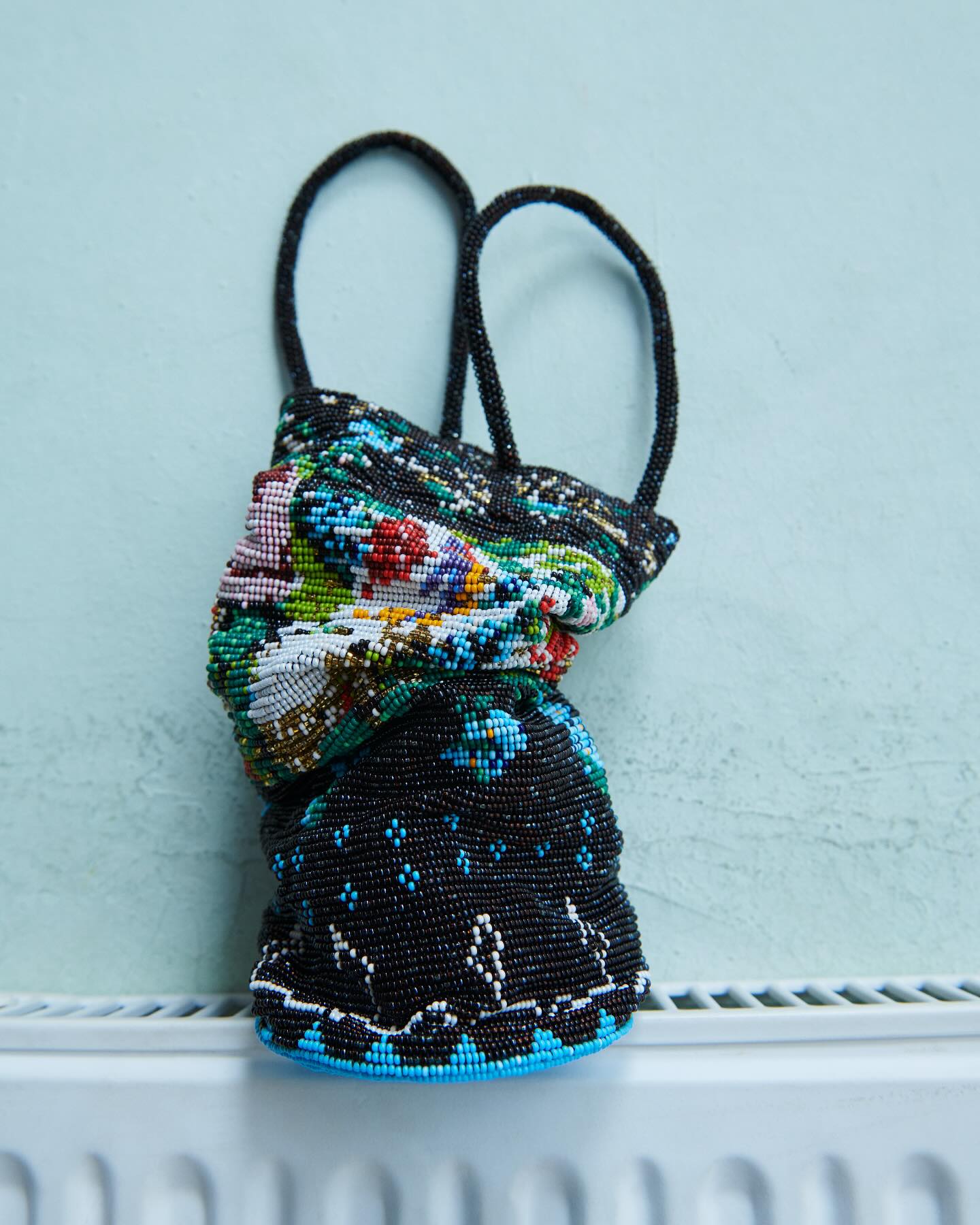 여름휴가🍷🌿감각적 술꾼 어때?!
코르데라 메인 비즈백이자, 해외에서 와인백으로 핫한 이것!🔥
스페인 장인 손길의 코르데라 비즈백을 와인백으로 추천해요.
코르데라는 스페인 북서부에서 탄생한 지속 가능한 컨템포러리 브랜드로, 정제된 실루엣과 섬세한 디테일로 사랑받고 있습니다. 천연 소재와 로컬 장인의 수공을 기반으로 한 디자인은 전 세계 감도 높은 소비자들의 선택을 받고 있습니다.
그중에서도 ‘비즈백 Florinda’는 작은 구슬들이 섬세하게 엮인 구조로, 오브제처럼 아름다운 형태를 자랑합니다. 조형적인 매력이 돋보이는 이 가방은 단순한 액세서리를 넘어 손에 쥔 하나의 예술 작품처럼 다가옵니다.
특히 병 형태를 안정감 있게 담을 수 있는 구조 덕분에, 와인을 챙겨가는 여름 피크닉이나 휴가 시즌에 와인백으로도 추천할 만합니다. 실용성과 감각을 동시에 만족시키는 이 가방은 이번 여름, 가장 특별한 스타일링 포인트가 될 것입니다. 이미지5