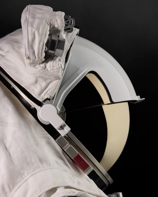 오클리, 패션을 넘어 우주로
창립 50주년을 맞아 도전하는 새로운 영역, 이번에는 달입니다.🌕
오클리는 민간 우주기업 액시엄 스페이스와 손잡고 나사의 아르테미스 3호 임무에 사용될 우주복 헬멧 개발에 참여합니다.
아폴로 이후 약 50년 만에 유인 달 탐사를 준비 중인 나사는 2027년 발사 예정인 아르테미스 3호를 통해 여성과 유색인종 우주인을 달의 남극에 착륙시키는 것을 목표로 하고 있습니다.
이에 액시엄 스페이스는 임무에 사용될 차세대 우주복을 개발 중이며, 프라다와의 디자인 협업에 이어 이번에는 오클리와의 기술 협업을 통해 우주복의 완성도를 더욱 높이고자 합니다.
협업을 통해 헬멧의 시야 시스템 개발을 맡은 오클리는 극한 환경에서도 견딜 수 있는 기술력을 선보이며, 자사의 기술을 우주 환경에 맞춰 한 단계 더 진화시키고 있습니다. 이미지3