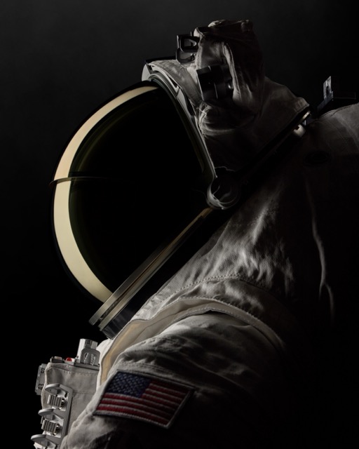 오클리, 패션을 넘어 우주로
창립 50주년을 맞아 도전하는 새로운 영역, 이번에는 달입니다.🌕
오클리는 민간 우주기업 액시엄 스페이스와 손잡고 나사의 아르테미스 3호 임무에 사용될 우주복 헬멧 개발에 참여합니다.
아폴로 이후 약 50년 만에 유인 달 탐사를 준비 중인 나사는 2027년 발사 예정인 아르테미스 3호를 통해 여성과 유색인종 우주인을 달의 남극에 착륙시키는 것을 목표로 하고 있습니다.
이에 액시엄 스페이스는 임무에 사용될 차세대 우주복을 개발 중이며, 프라다와의 디자인 협업에 이어 이번에는 오클리와의 기술 협업을 통해 우주복의 완성도를 더욱 높이고자 합니다.
협업을 통해 헬멧의 시야 시스템 개발을 맡은 오클리는 극한 환경에서도 견딜 수 있는 기술력을 선보이며, 자사의 기술을 우주 환경에 맞춰 한 단계 더 진화시키고 있습니다. 이미지2