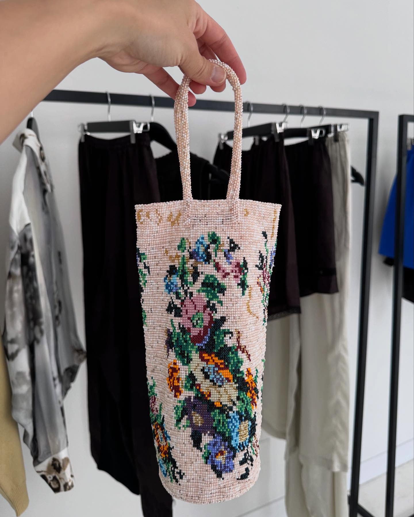 여름휴가🍷🌿감각적 술꾼 어때?!
코르데라 메인 비즈백이자, 해외에서 와인백으로 핫한 이것!🔥
스페인 장인 손길의 코르데라 비즈백을 와인백으로 추천해요.
코르데라는 스페인 북서부에서 탄생한 지속 가능한 컨템포러리 브랜드로, 정제된 실루엣과 섬세한 디테일로 사랑받고 있습니다. 천연 소재와 로컬 장인의 수공을 기반으로 한 디자인은 전 세계 감도 높은 소비자들의 선택을 받고 있습니다.
그중에서도 ‘비즈백 Florinda’는 작은 구슬들이 섬세하게 엮인 구조로, 오브제처럼 아름다운 형태를 자랑합니다. 조형적인 매력이 돋보이는 이 가방은 단순한 액세서리를 넘어 손에 쥔 하나의 예술 작품처럼 다가옵니다.
특히 병 형태를 안정감 있게 담을 수 있는 구조 덕분에, 와인을 챙겨가는 여름 피크닉이나 휴가 시즌에 와인백으로도 추천할 만합니다. 실용성과 감각을 동시에 만족시키는 이 가방은 이번 여름, 가장 특별한 스타일링 포인트가 될 것입니다. 이미지4