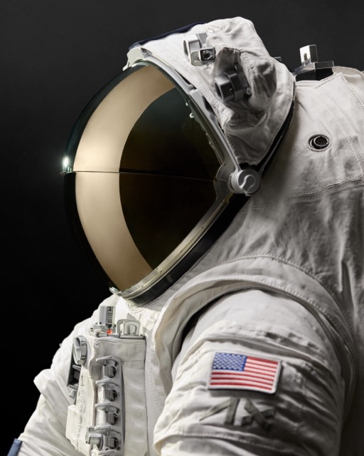 오클리, 패션을 넘어 우주로
창립 50주년을 맞아 도전하는 새로운 영역, 이번에는 달입니다.🌕
오클리는 민간 우주기업 액시엄 스페이스와 손잡고 나사의 아르테미스 3호 임무에 사용될 우주복 헬멧 개발에 참여합니다.
아폴로 이후 약 50년 만에 유인 달 탐사를 준비 중인 나사는 2027년 발사 예정인 아르테미스 3호를 통해 여성과 유색인종 우주인을 달의 남극에 착륙시키는 것을 목표로 하고 있습니다.
이에 액시엄 스페이스는 임무에 사용될 차세대 우주복을 개발 중이며, 프라다와의 디자인 협업에 이어 이번에는 오클리와의 기술 협업을 통해 우주복의 완성도를 더욱 높이고자 합니다.
협업을 통해 헬멧의 시야 시스템 개발을 맡은 오클리는 극한 환경에서도 견딜 수 있는 기술력을 선보이며, 자사의 기술을 우주 환경에 맞춰 한 단계 더 진화시키고 있습니다. 이미지5