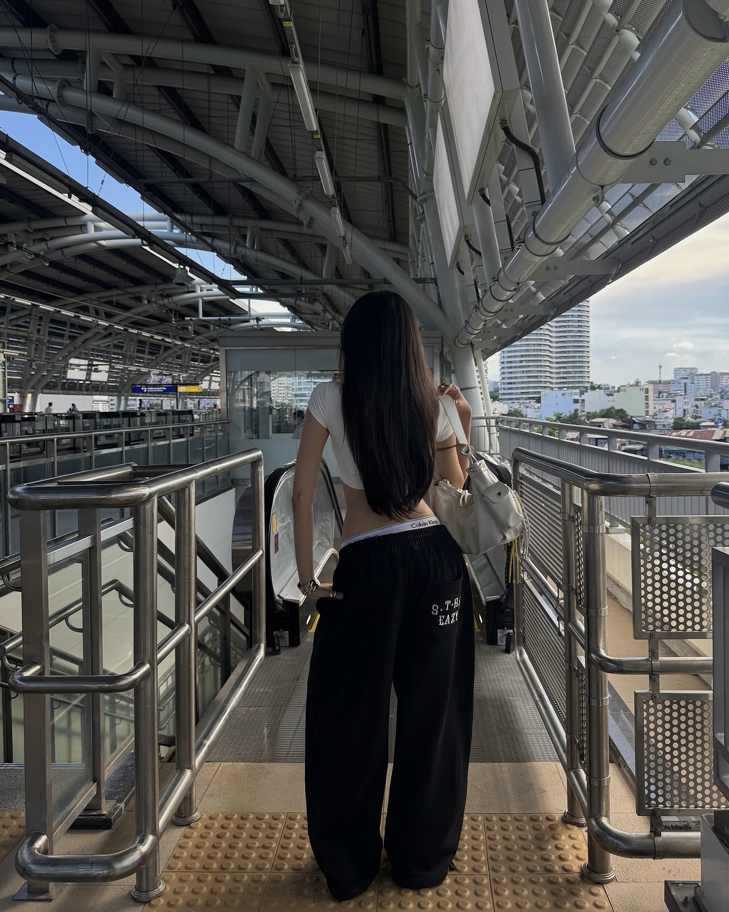 트레이닝복으로 편하고 예쁘게💓
가볍게 나갈 때도 센스 있게, 꾸안꾸 데일리룩 완성✨ 이미지2